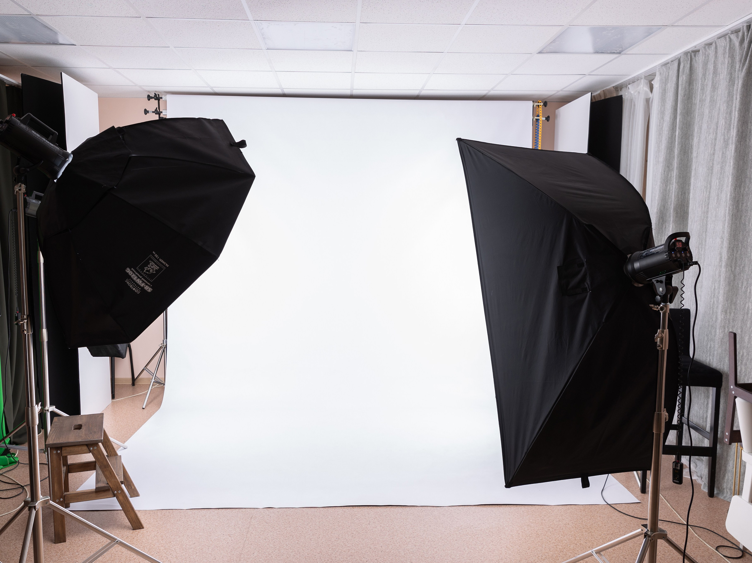 Белый фон в фотостудии IRBIS, Коряжма — студийный свет и софтбоксы