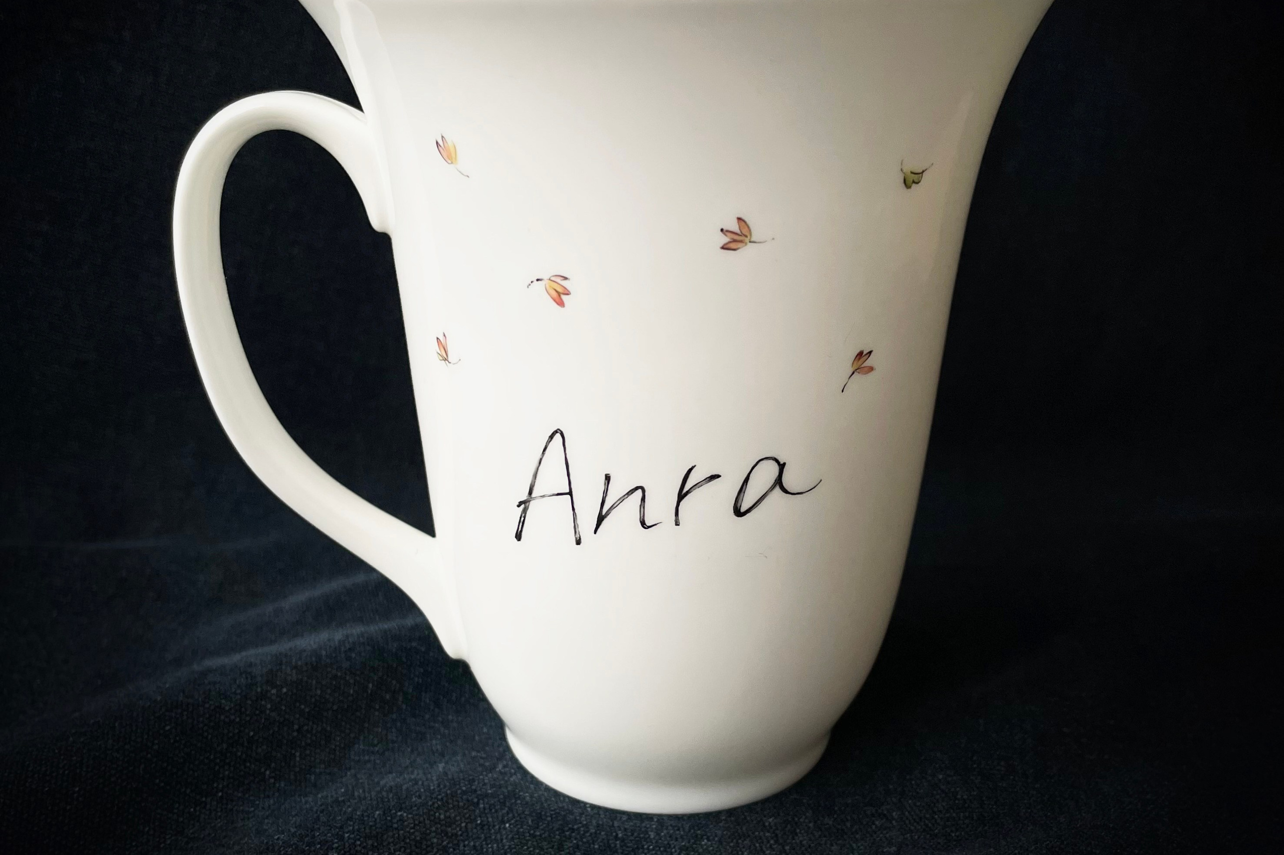 Именной бокал «Пеппи Длинныйчулок». Роспись фарфора на заказ в Санкт-Петербурге. Детская посуда на заказ 