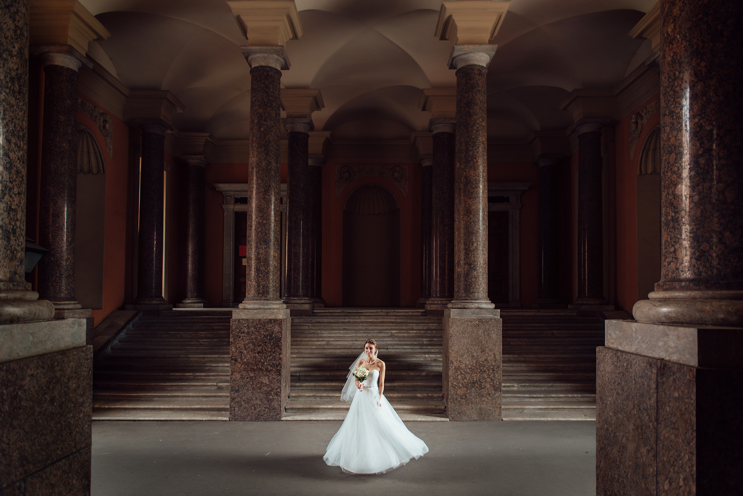 дворцы в Санкт-Петербурге для свадебной фотосессии в дождь, осенью или зимой