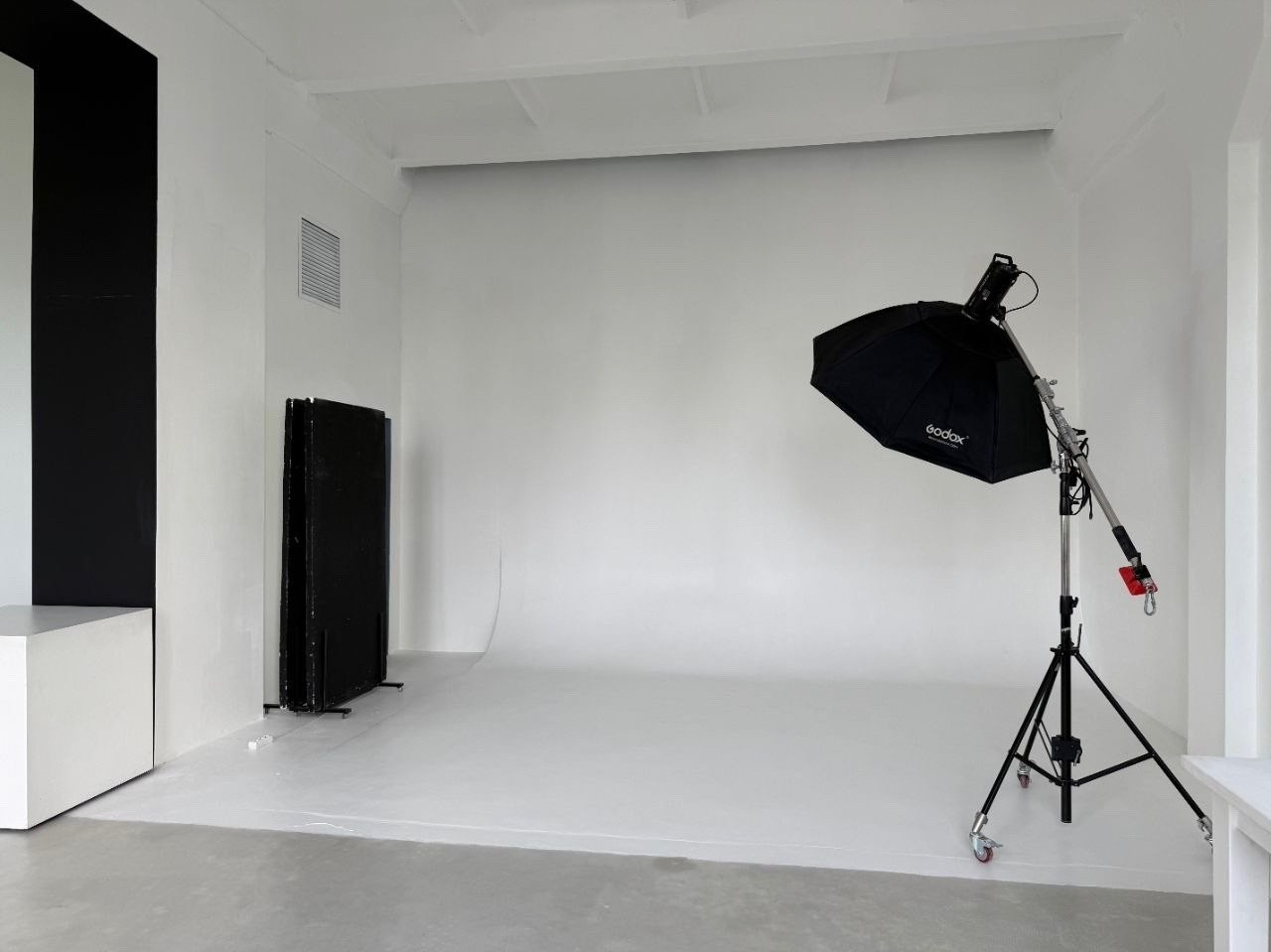 Студия в которой мы снимаем GLXY photo studio. Выпускные альбомы с оживающими фото Екатеринбург