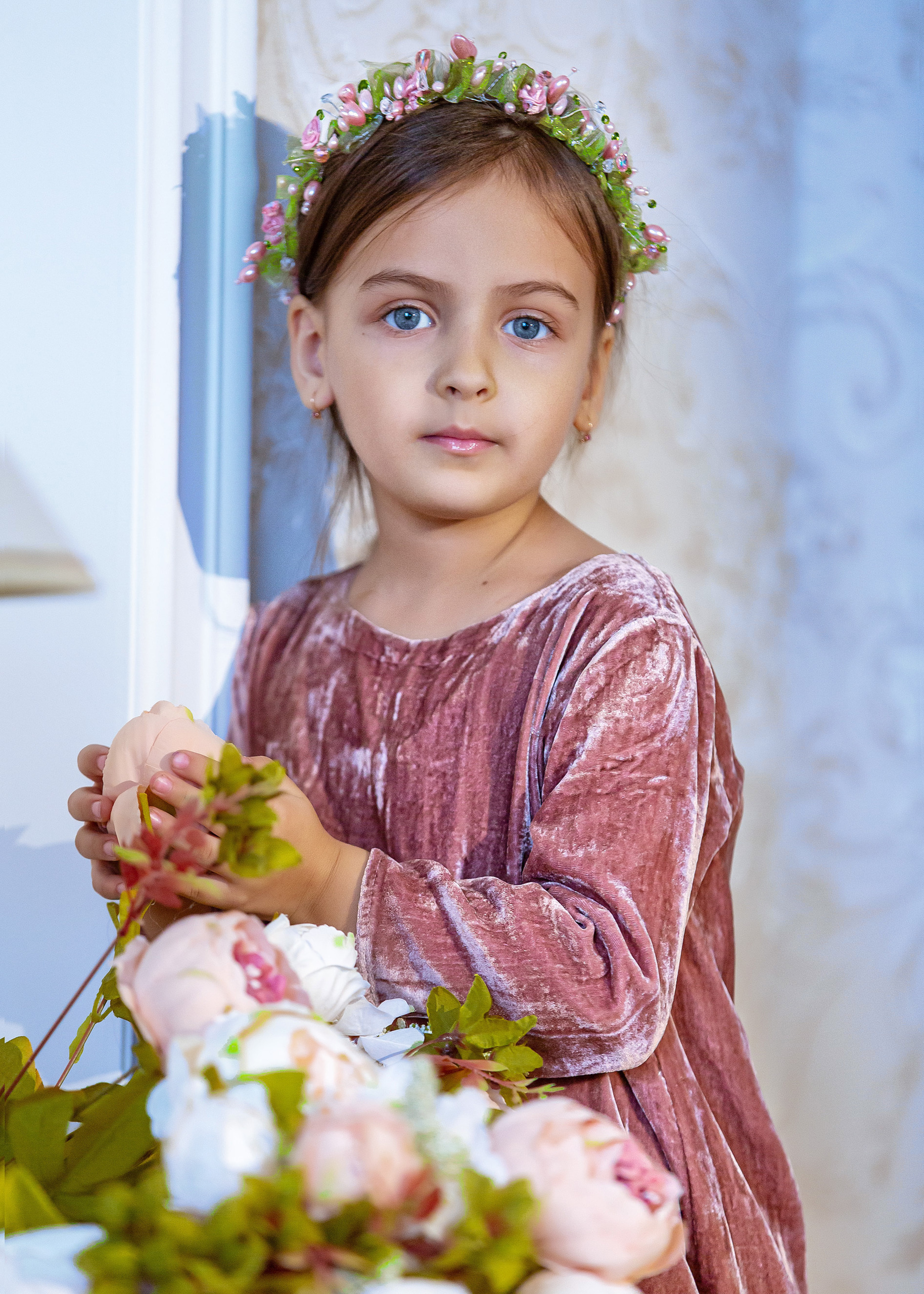 девочка в бордовом платье и цветочном ободке на голове