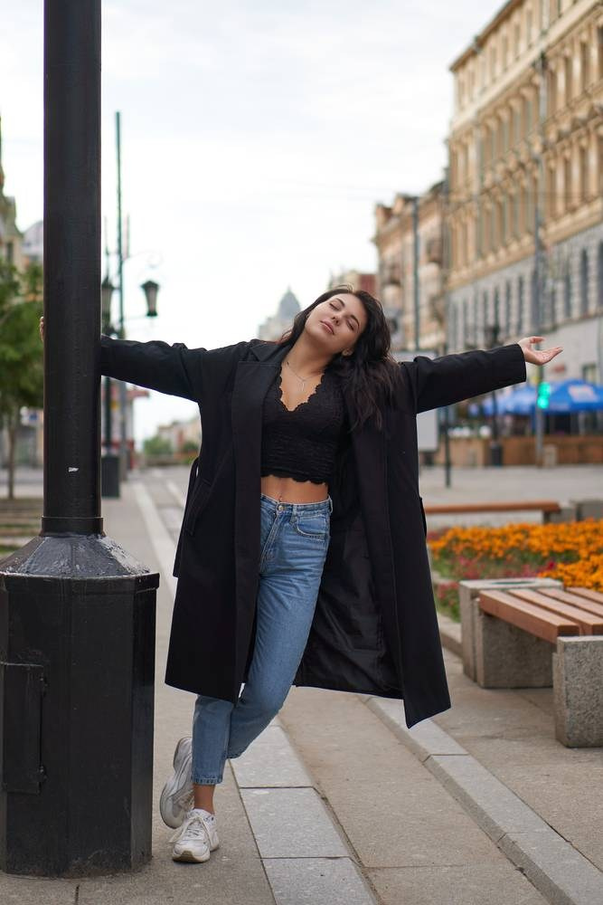 Фотография девушки, которая получает удовольствие от уличной съемки