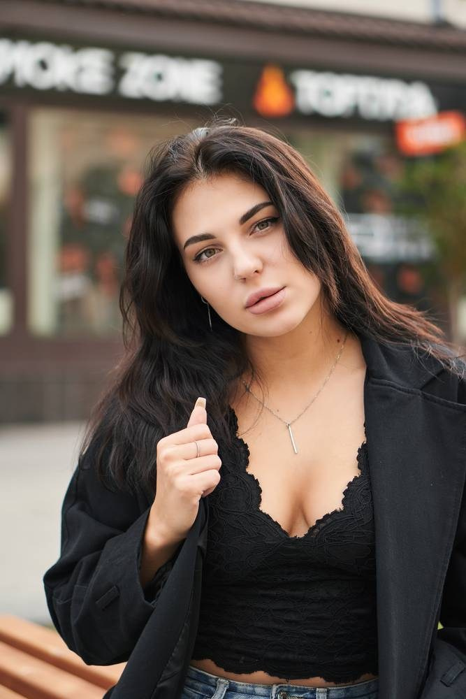 Фотография девушки, которая не боится взглядом прохожих