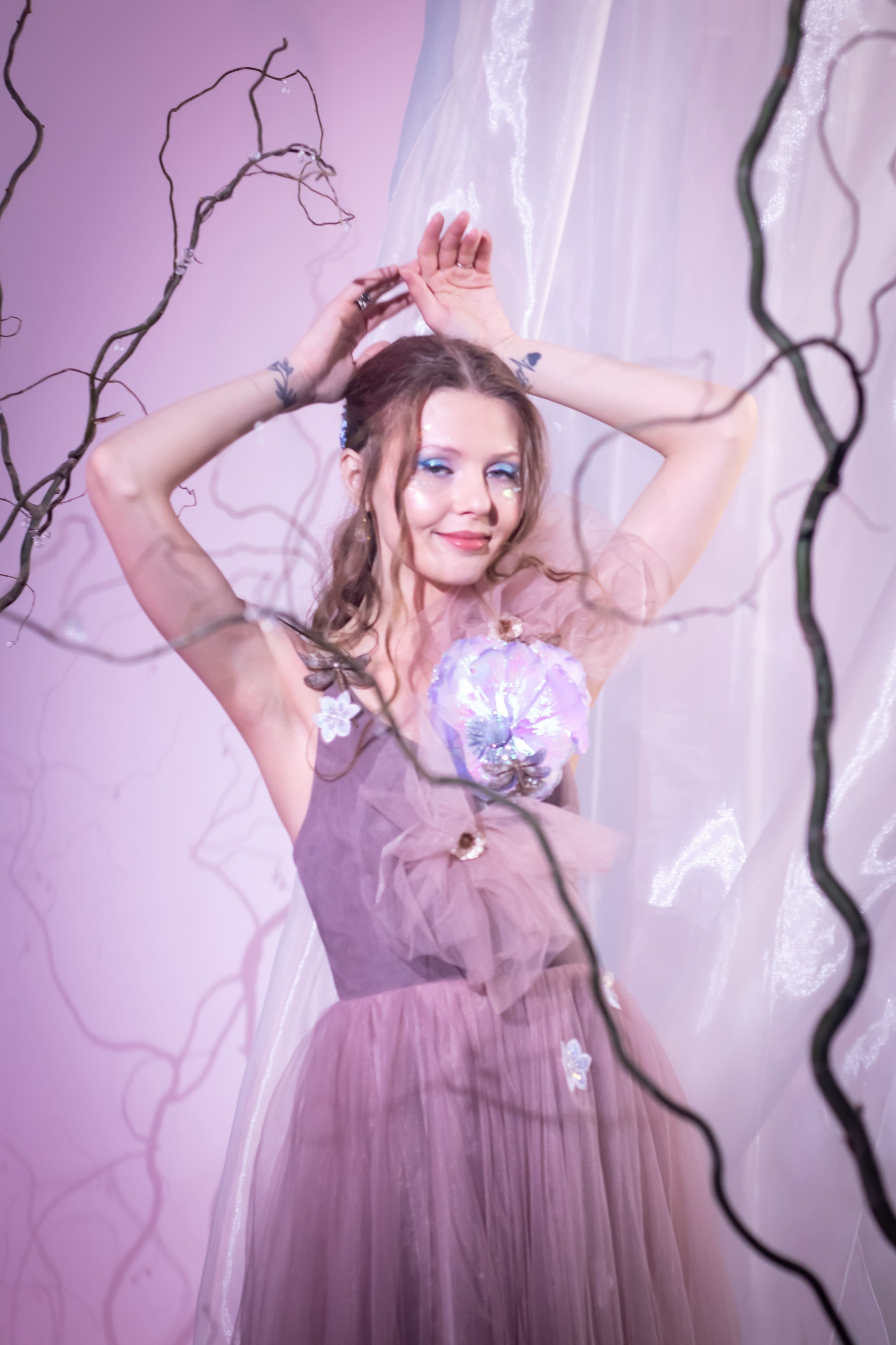 Сказочная портретная фотосессия с прозрачной тканью и ветвями в студии, фотограф Карасёва Елена