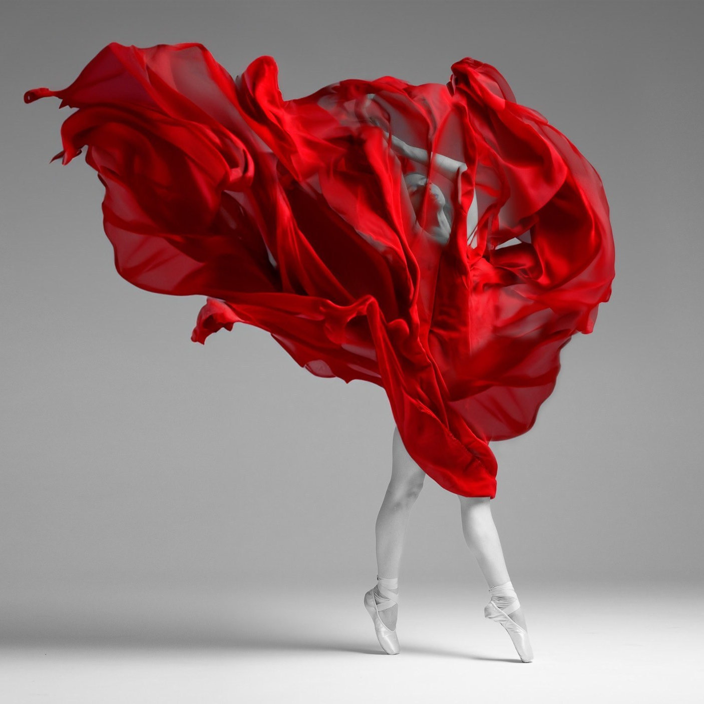 Фотограф Алексей Кознев — художественный портрет балерины с красной тканью.