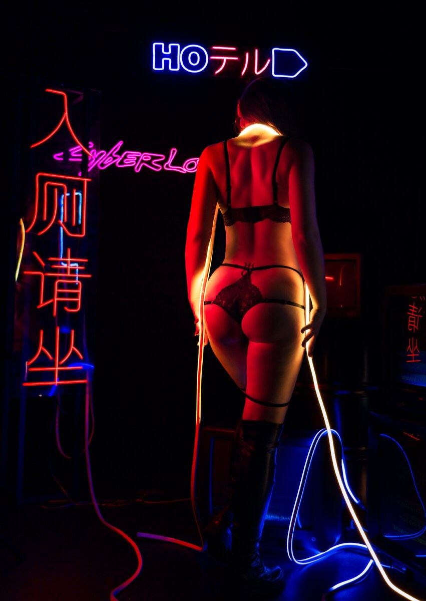 Девушка в неоне, девушка в белье