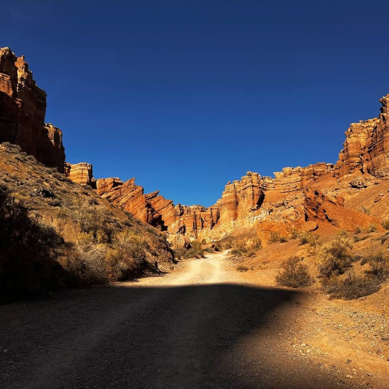 Экскурсия и тур в Долину Замков Чарынского каньона из Алматы. Увидим Долину Замков сверху и снизу