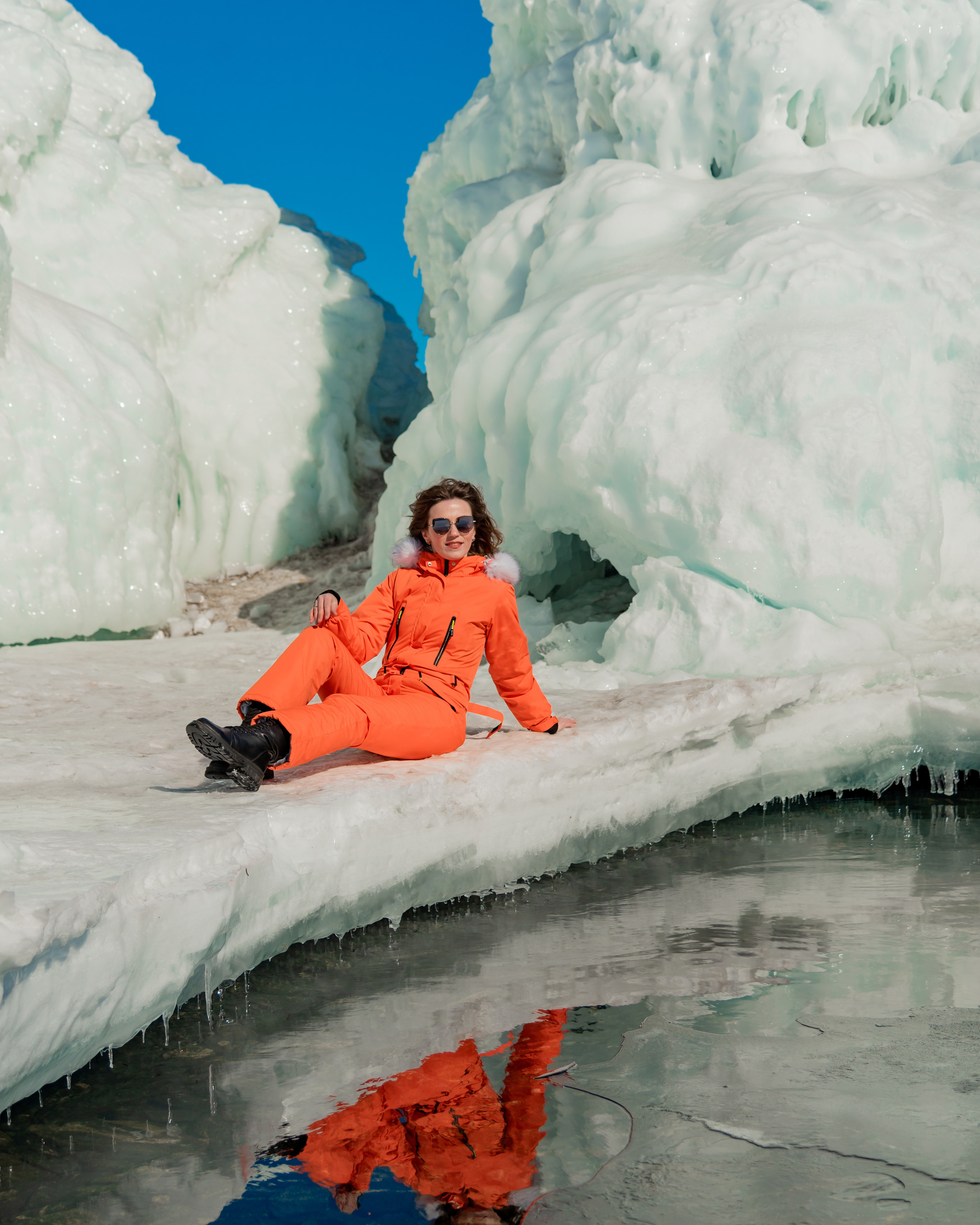 Зимний комбинезон яркий оранжевый на Байкал. Как одеться на Байкал зимой