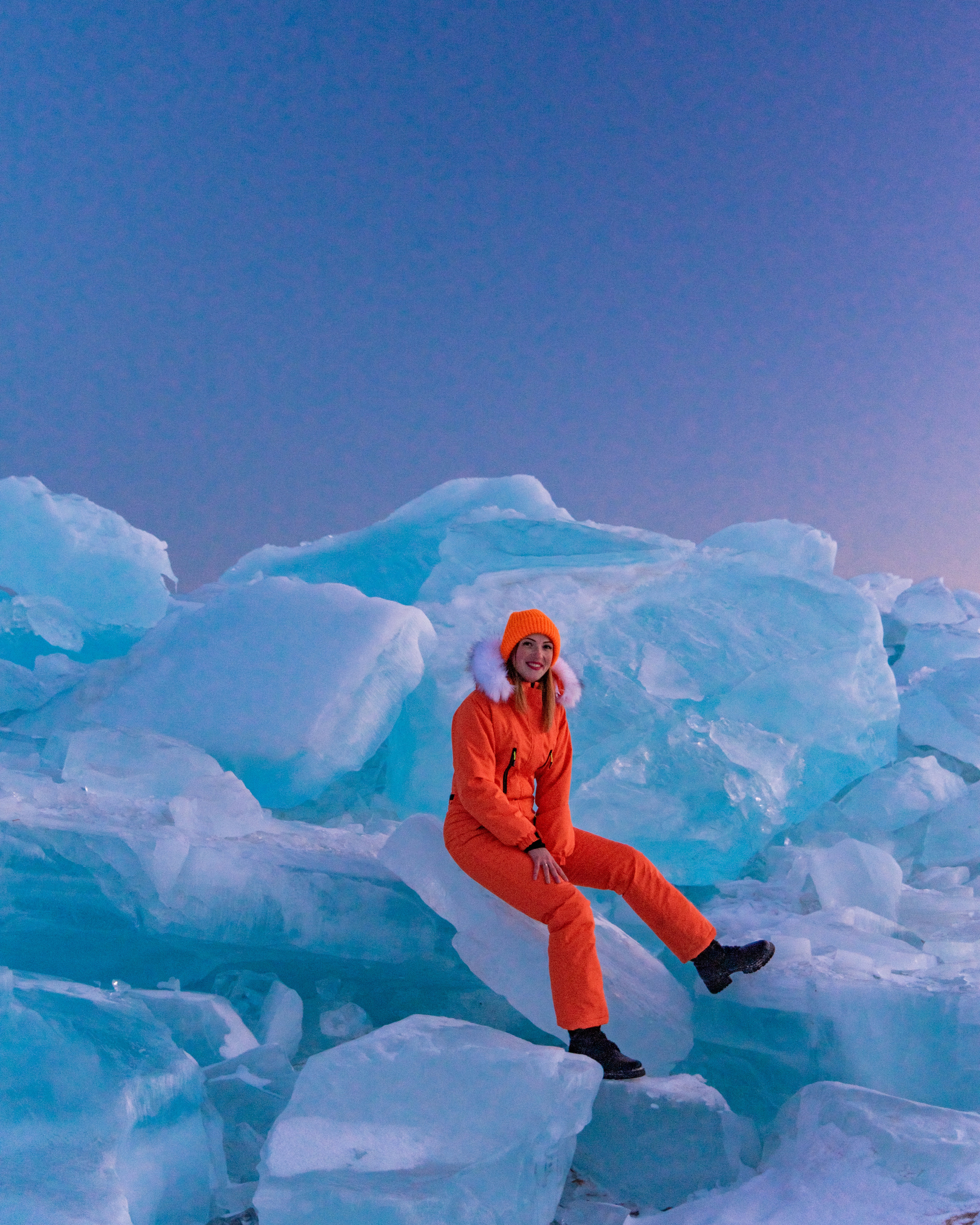 Зимний комбинезон яркий оранжевый на Байкал. Как одеться на Байкал зимой