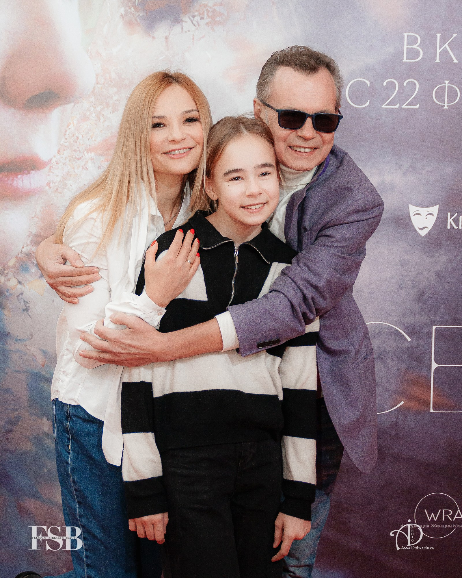 Певец Владимир Левкин с супругой актрисой Мариной Ичетовкиной и дочкой Никой на премьере фильма "Свет" режиссера Антона Коломееца в киноцентре "КАРО 11 Октябрь" в Москве