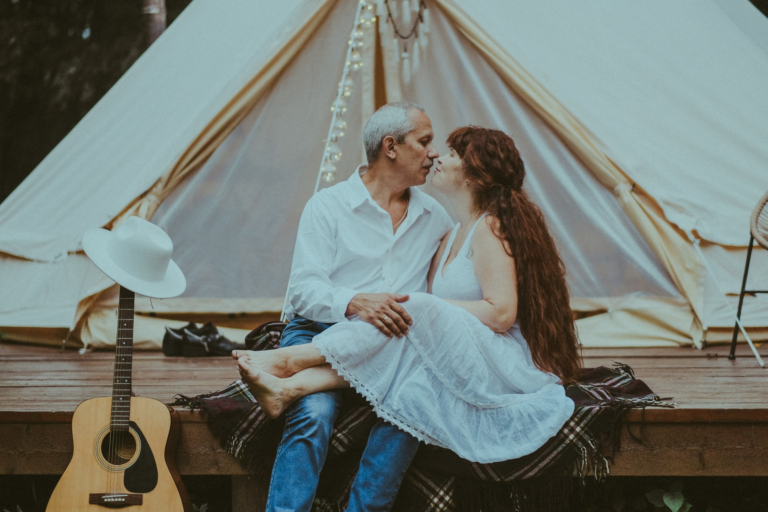 Молодожены держат телефон фотографируются