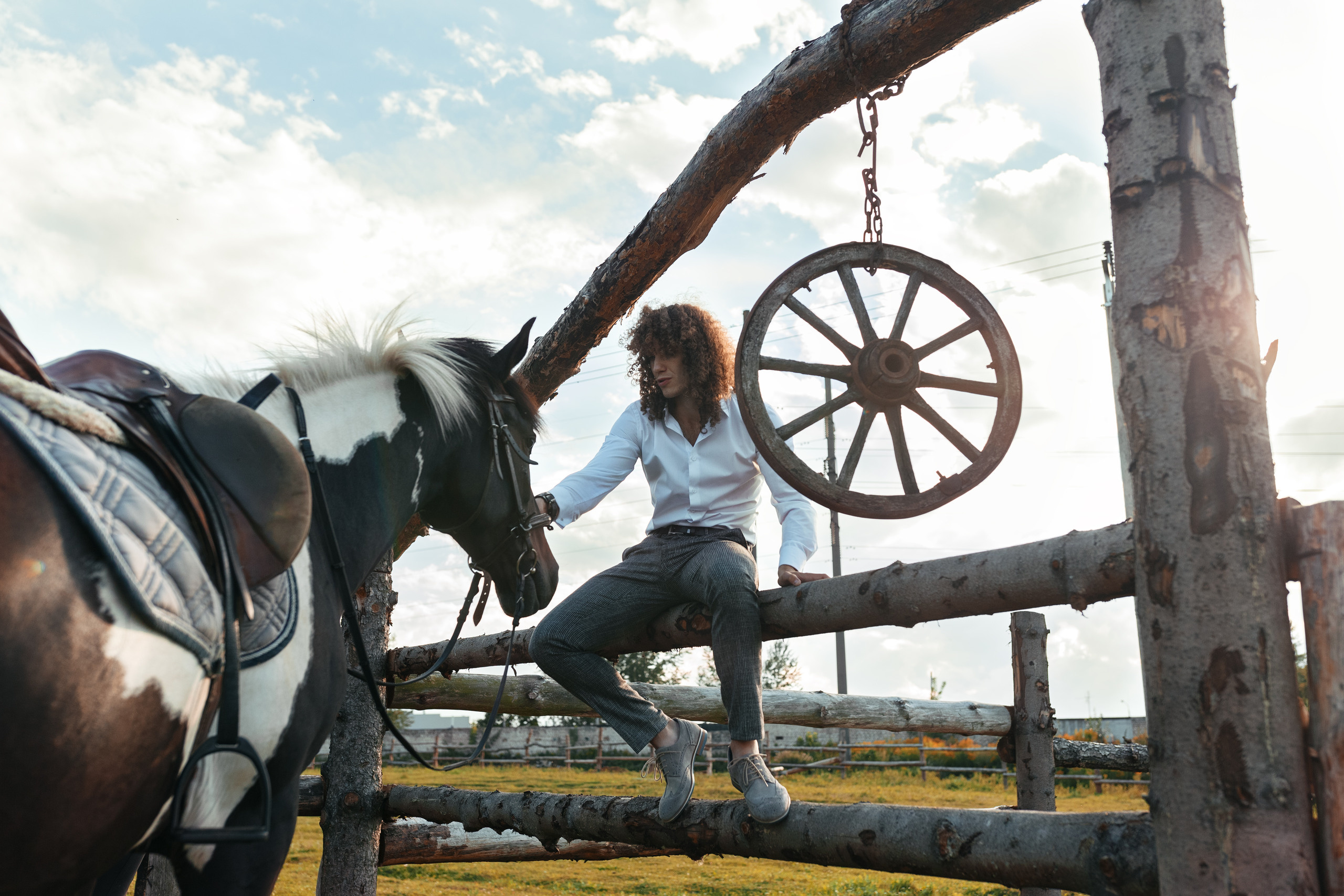 Фотосессия прекрасной пары на ферме среди лошадей