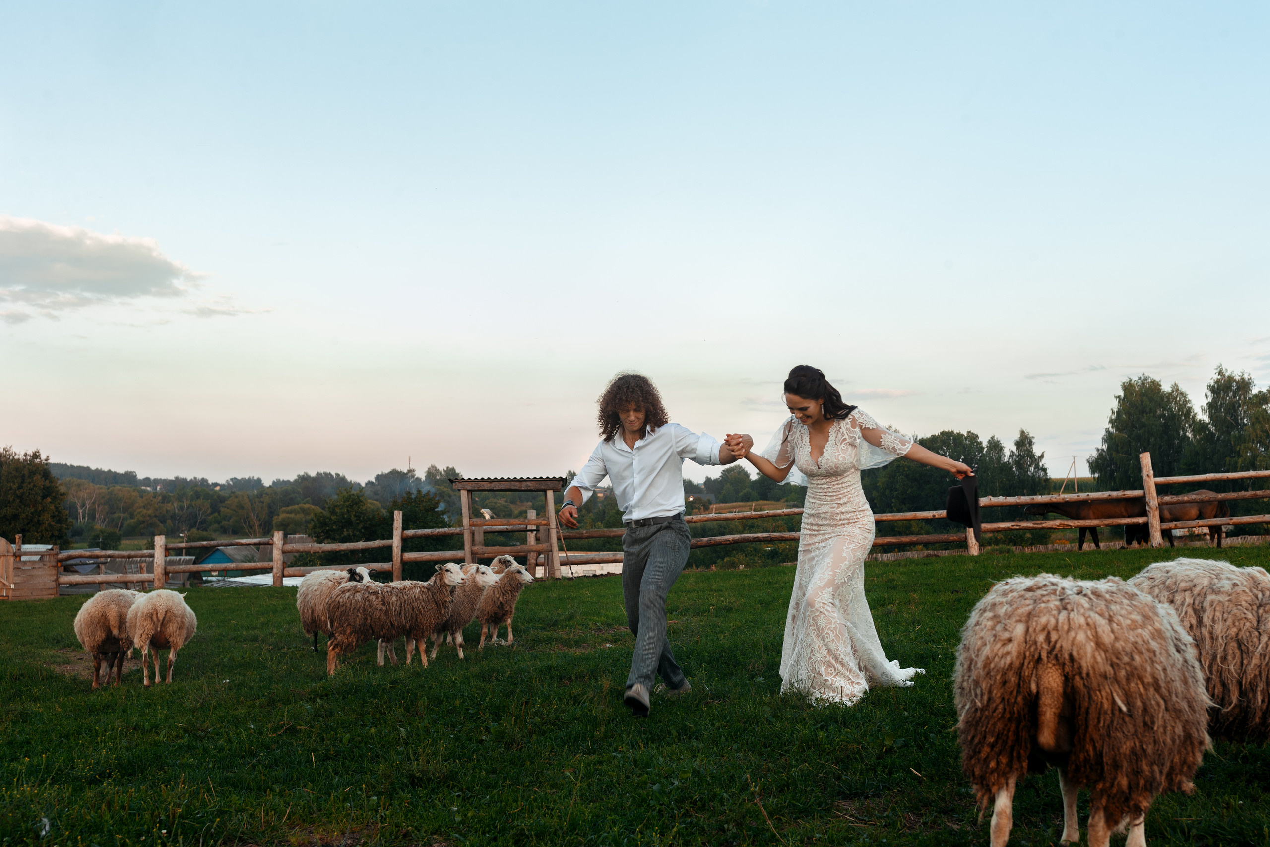 Фотосессия прекрасной пары на ферме среди лошадей