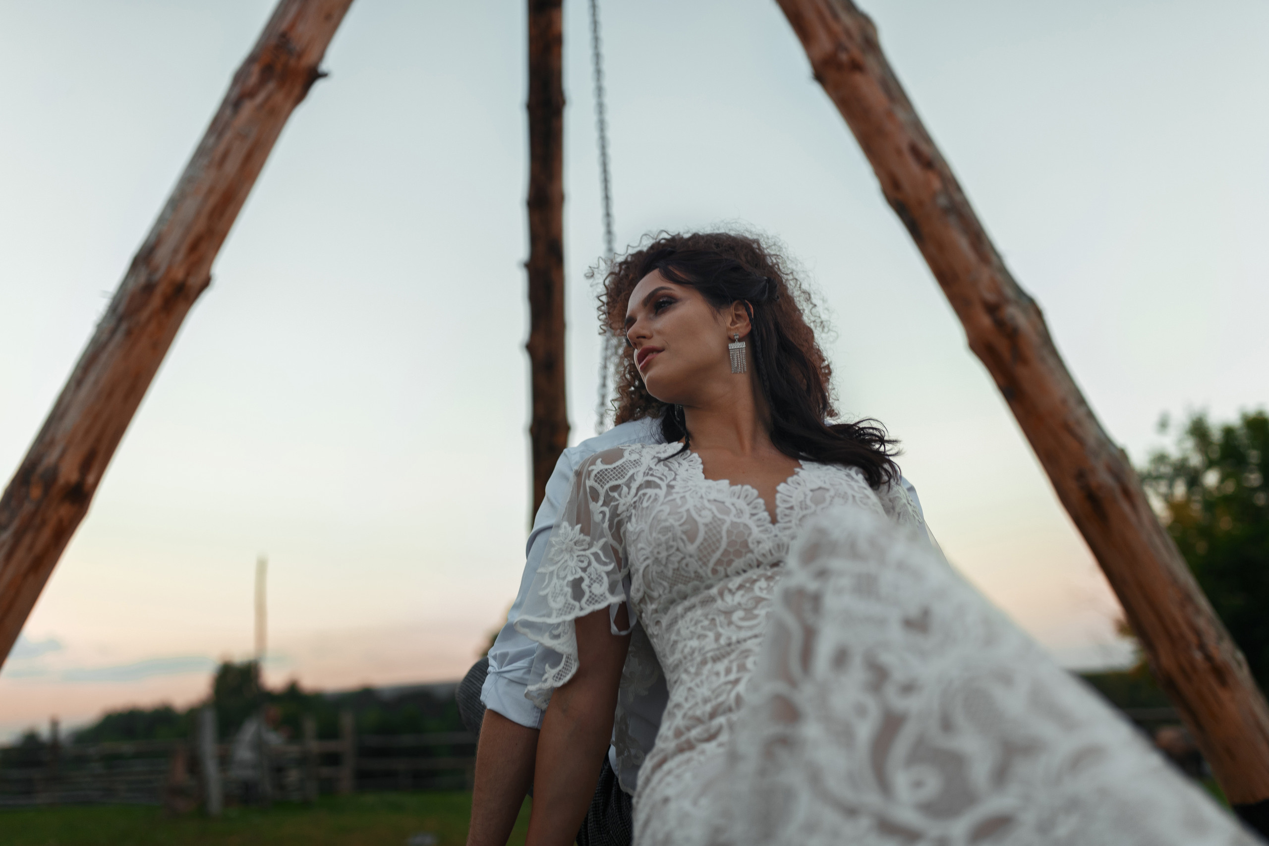 Фотосессия прекрасной пары на ферме среди лошадей