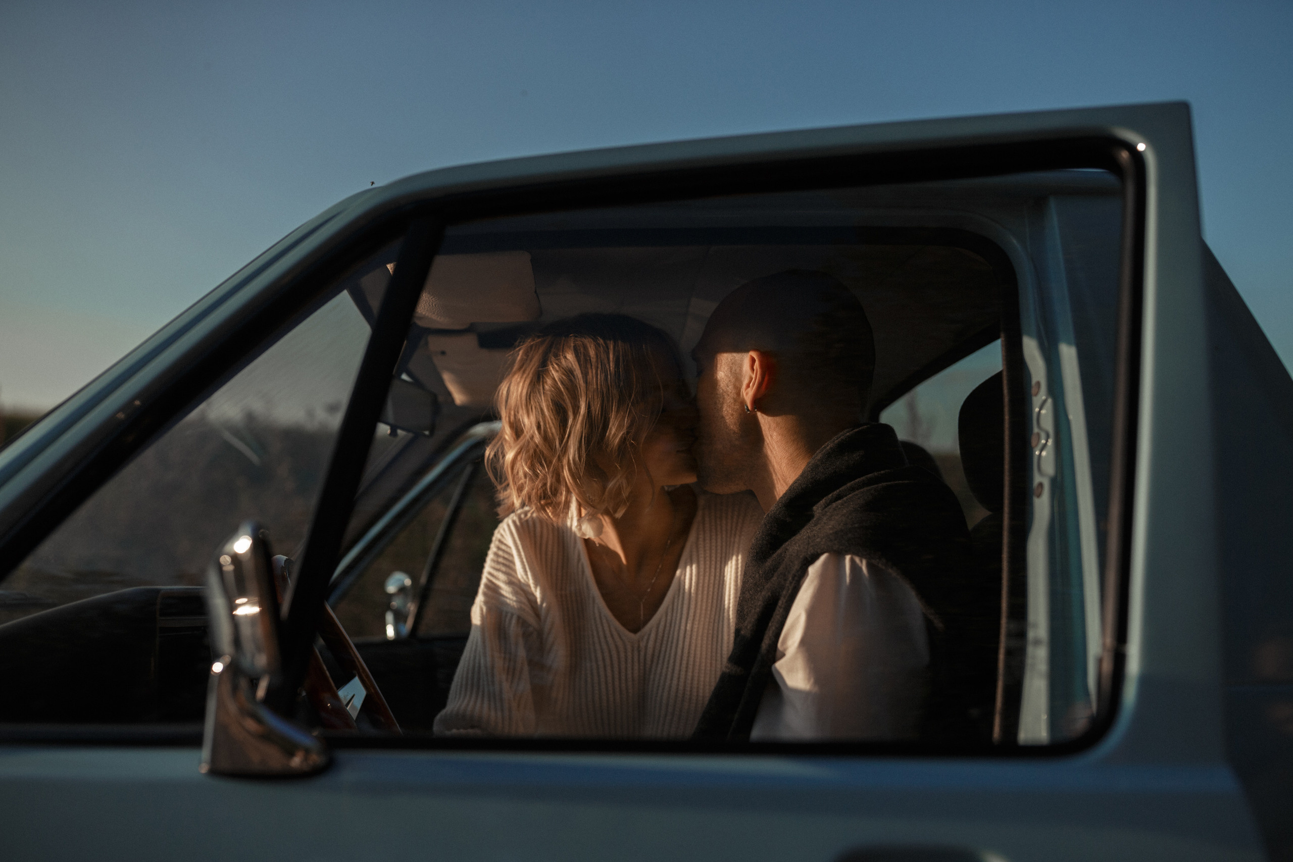 Чувственная фотосессия  в поле