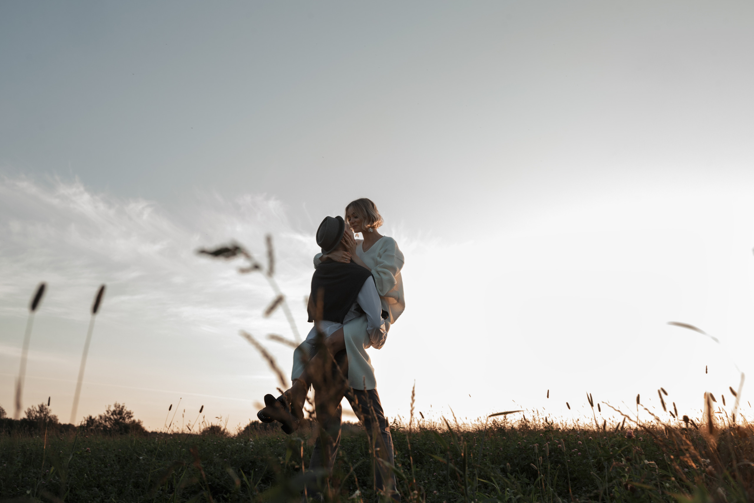 Чувственная фотосессия  в поле