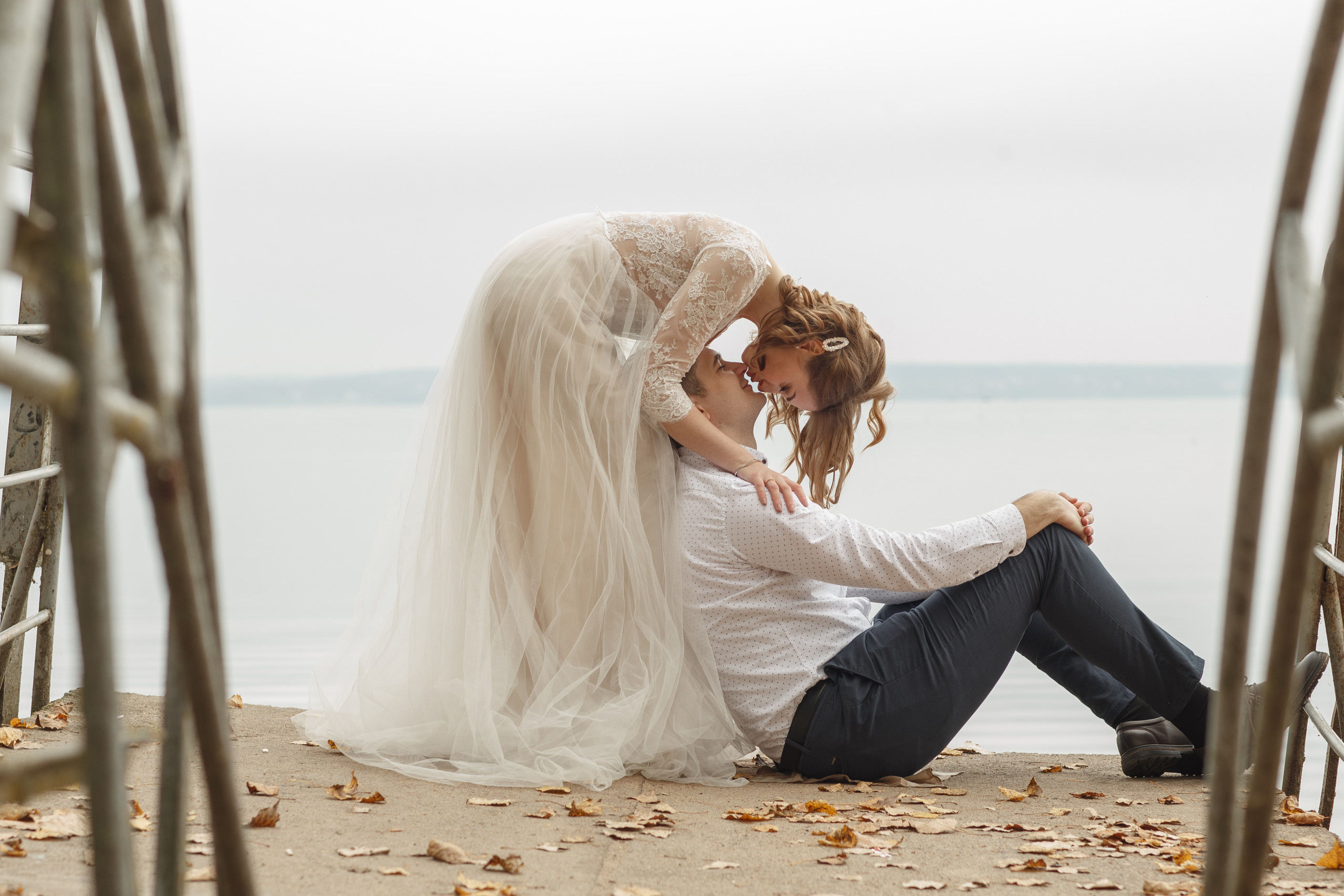 Свадебная прогулка красивой пары на берегу озера