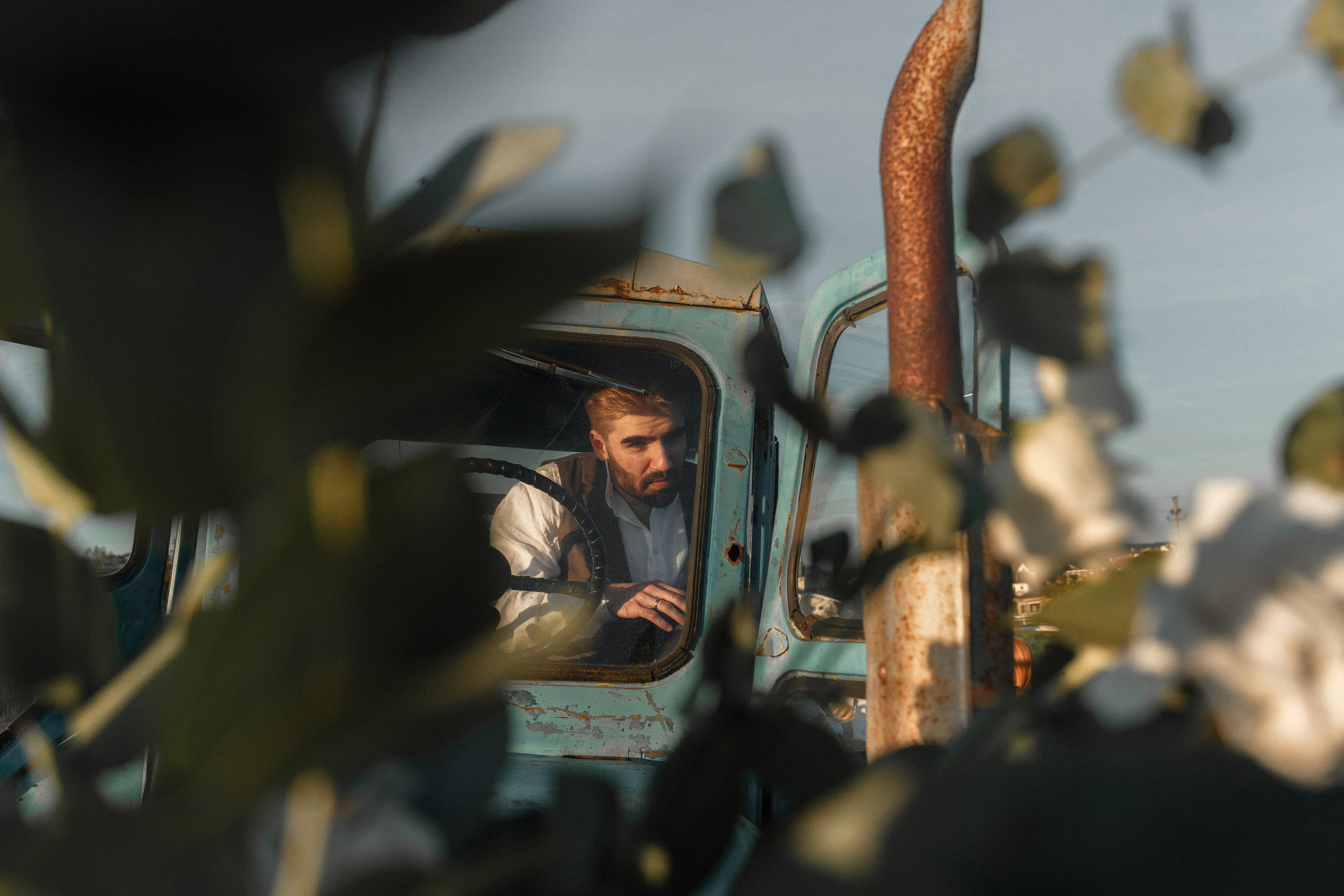 Стилизованная фотосессия молодой пары на закате