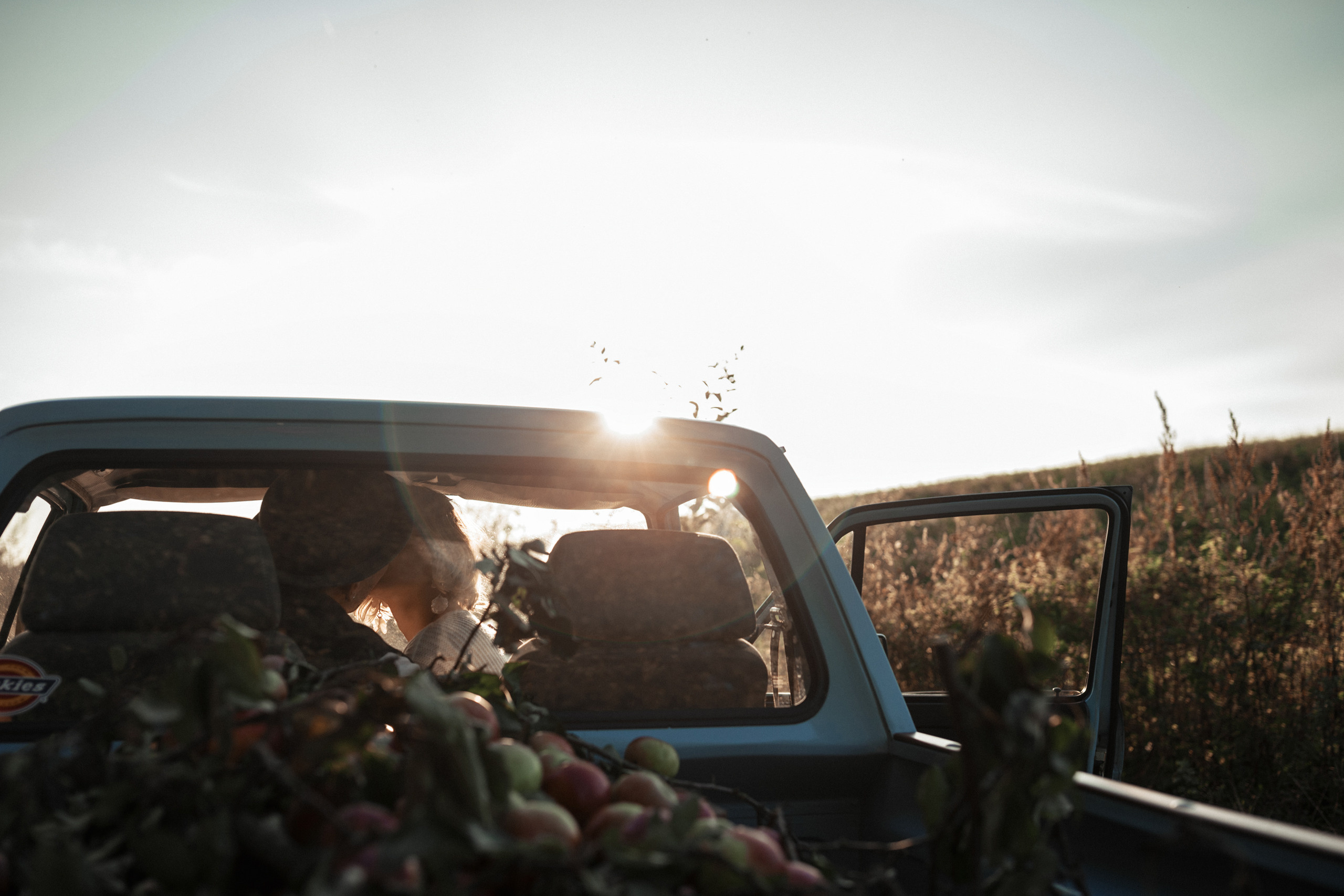 Чувственная фотосессия  в поле