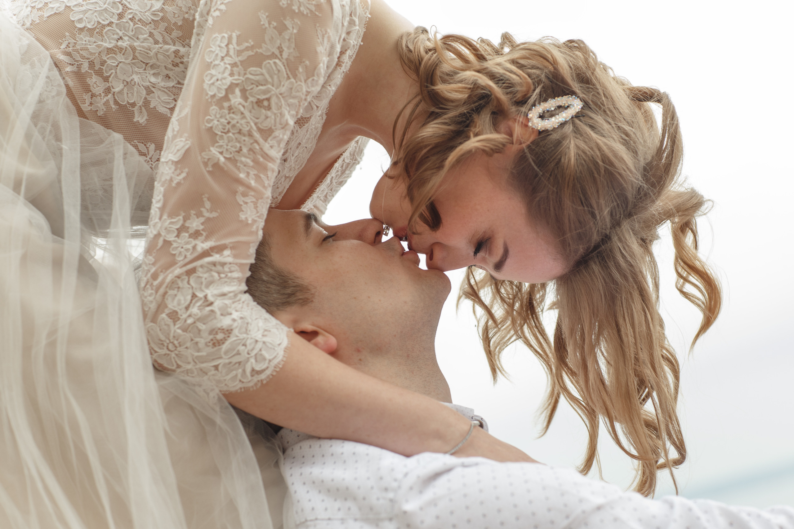 Свадебная прогулка красивой пары на берегу озера