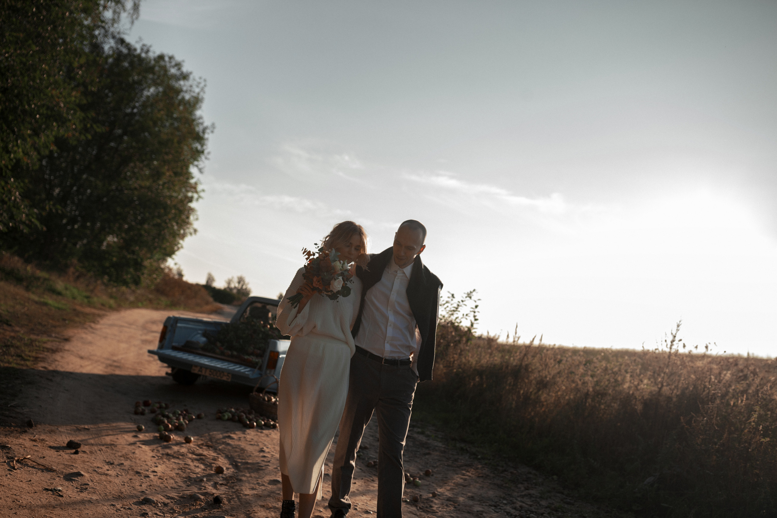 Чувственная фотосессия  в поле