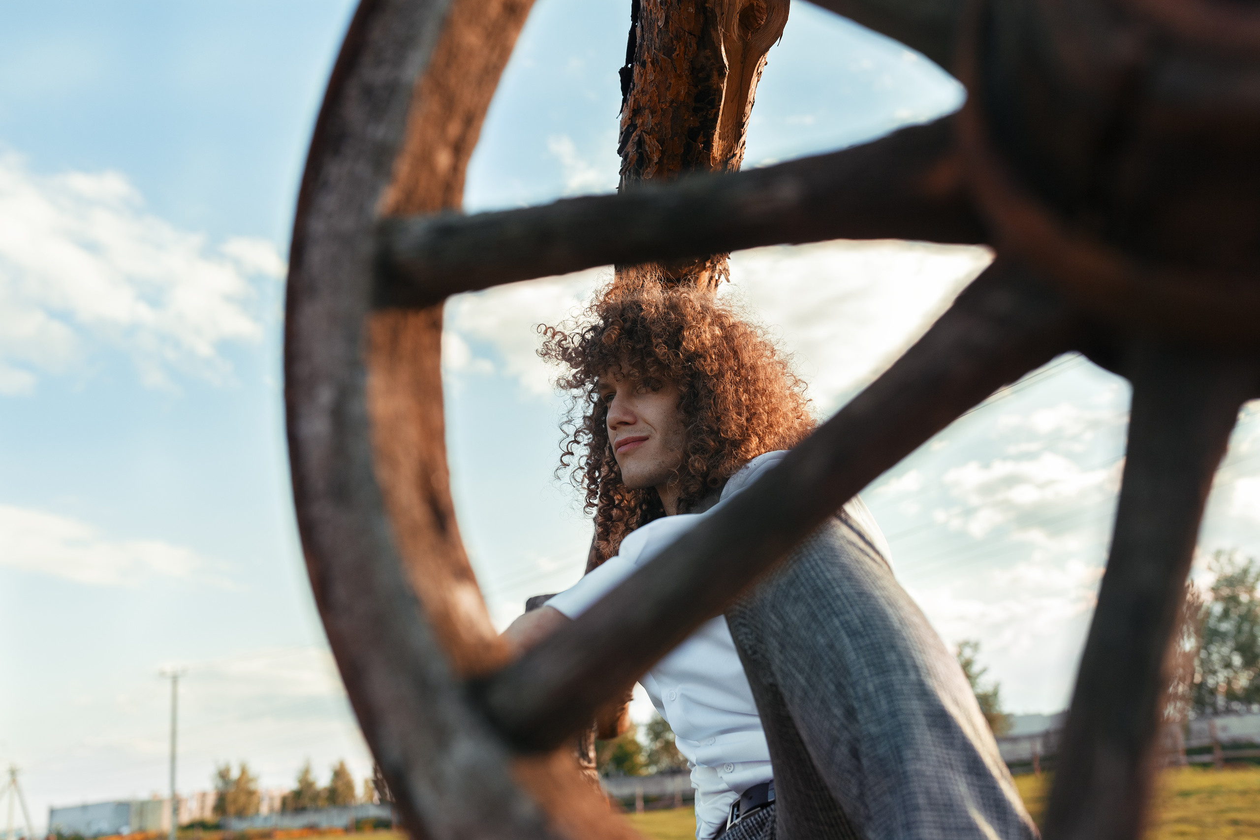 Фотосессия прекрасной пары на ферме среди лошадей