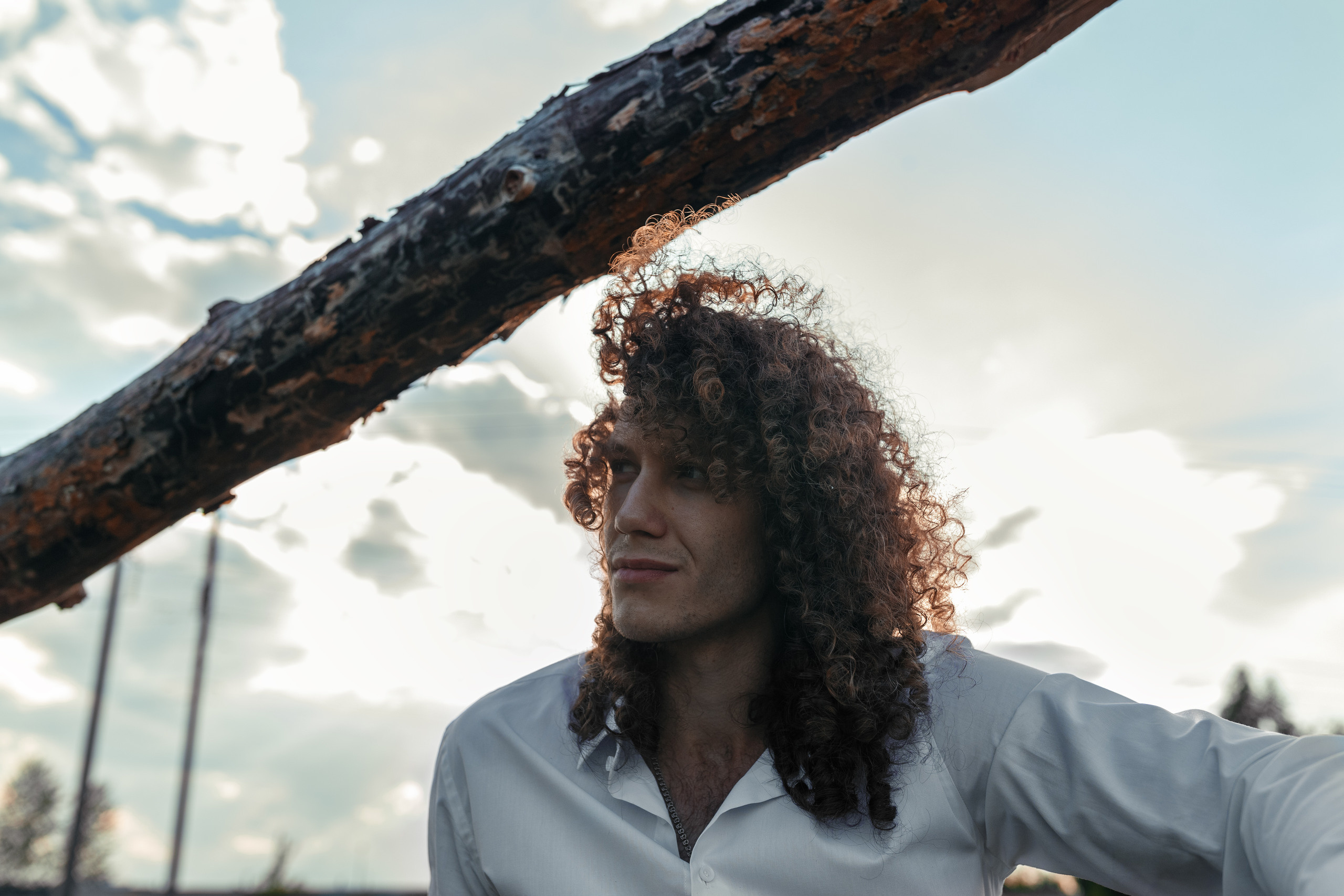 Фотосессия прекрасной пары на ферме среди лошадей