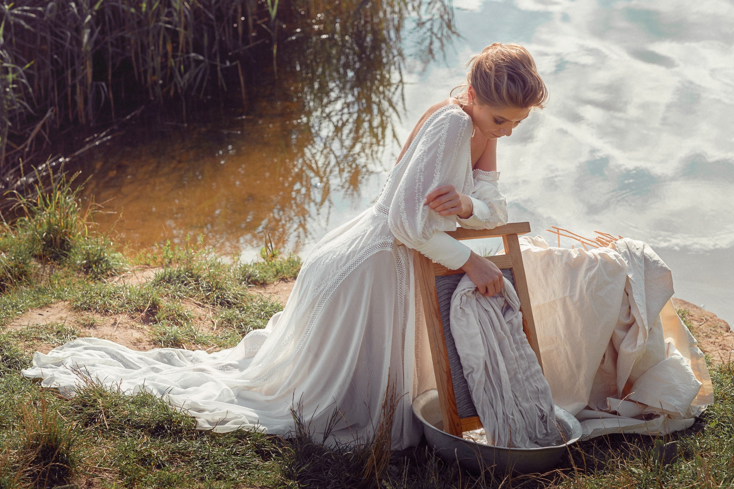 Стилизованная фотосессия молодой пары на закате