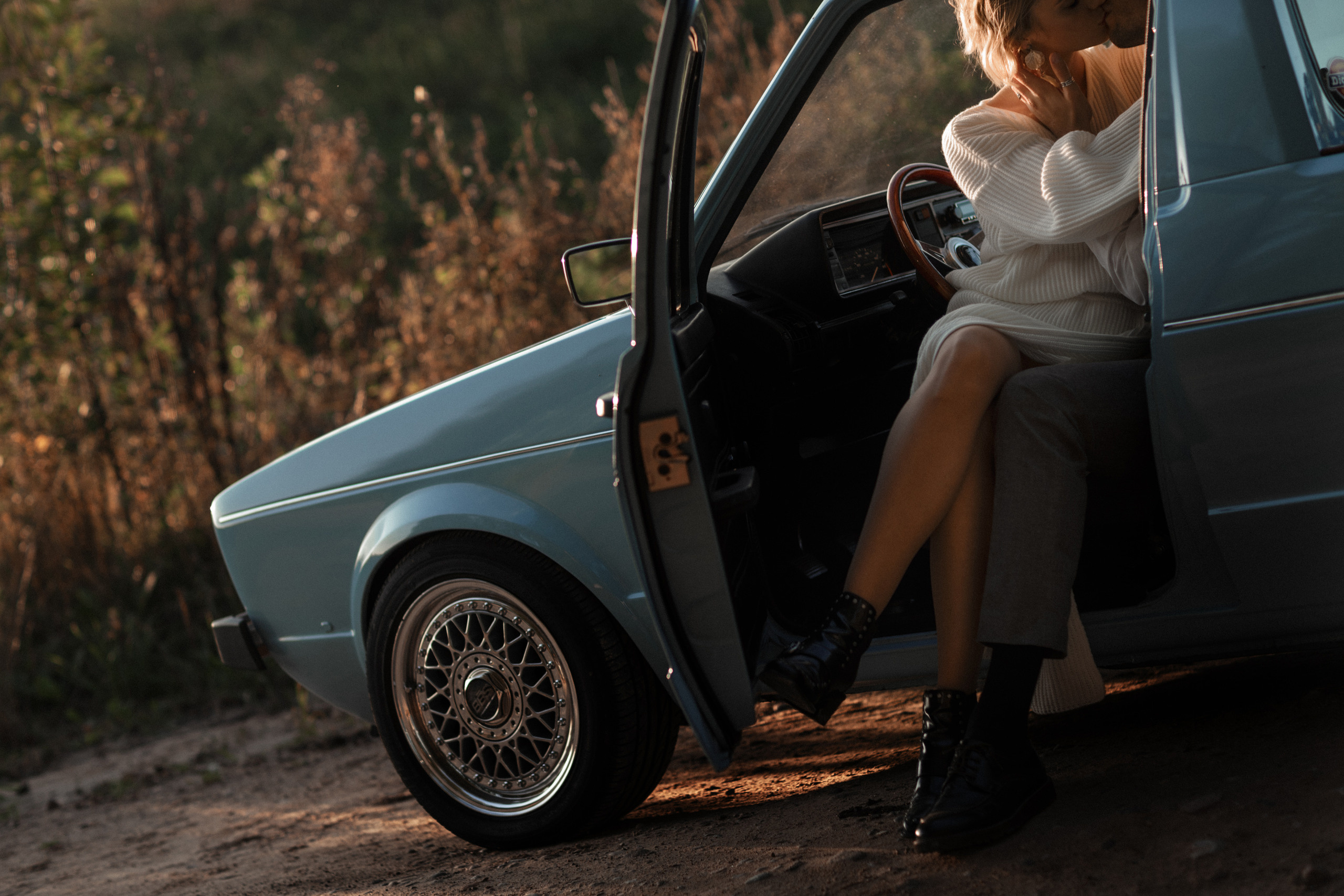 Чувственная фотосессия  в поле