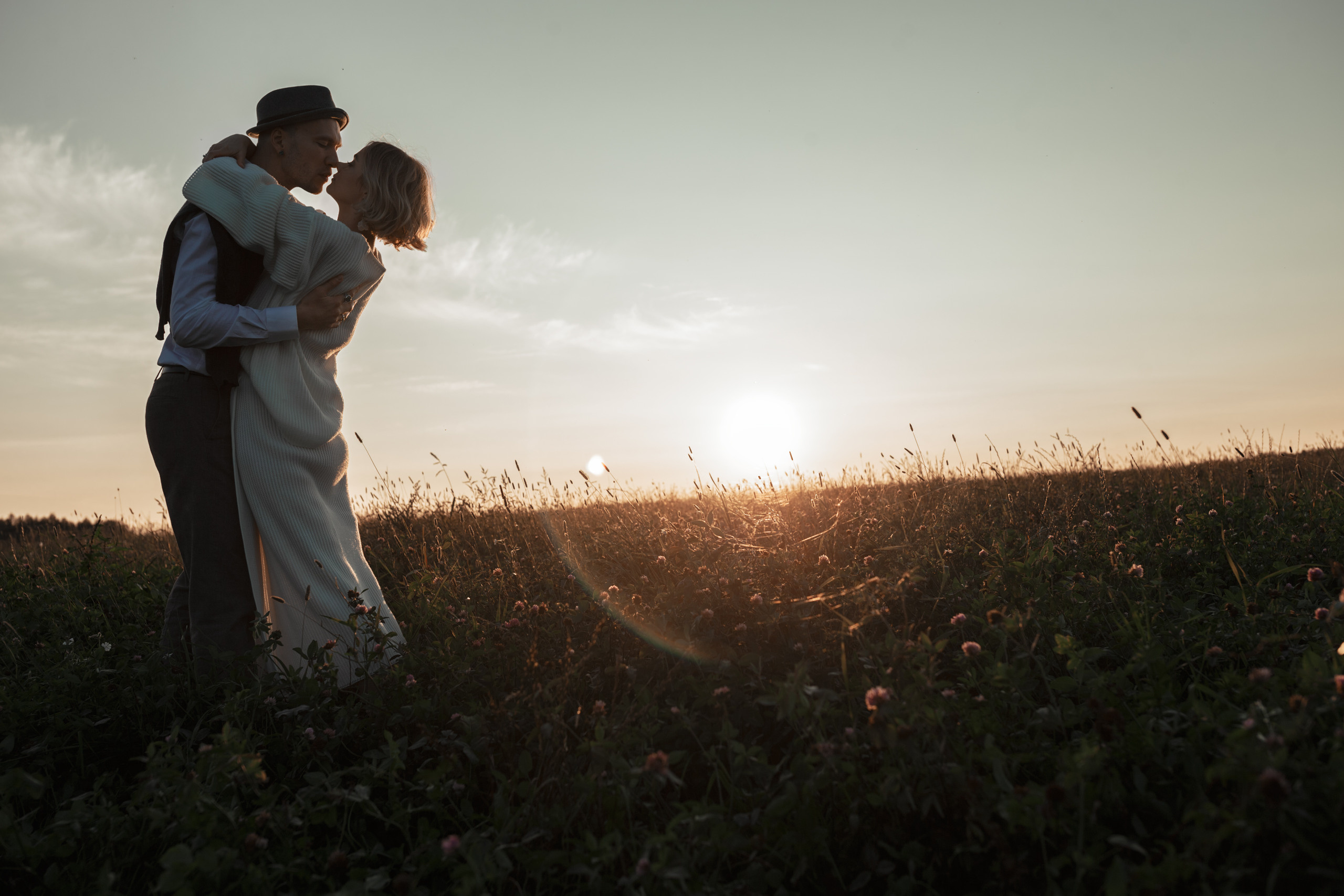 Чувственная фотосессия  в поле
