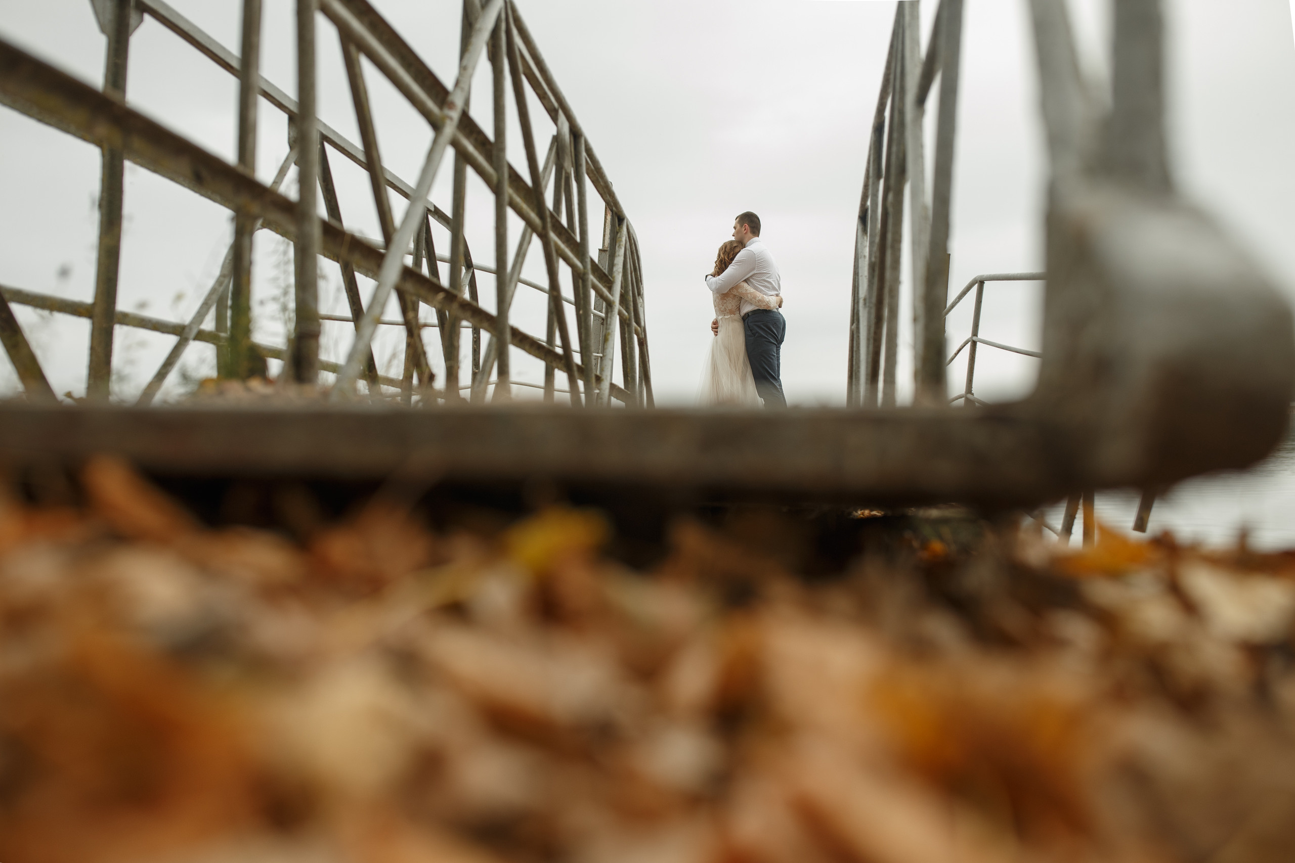 Свадебная прогулка красивой пары на берегу озера