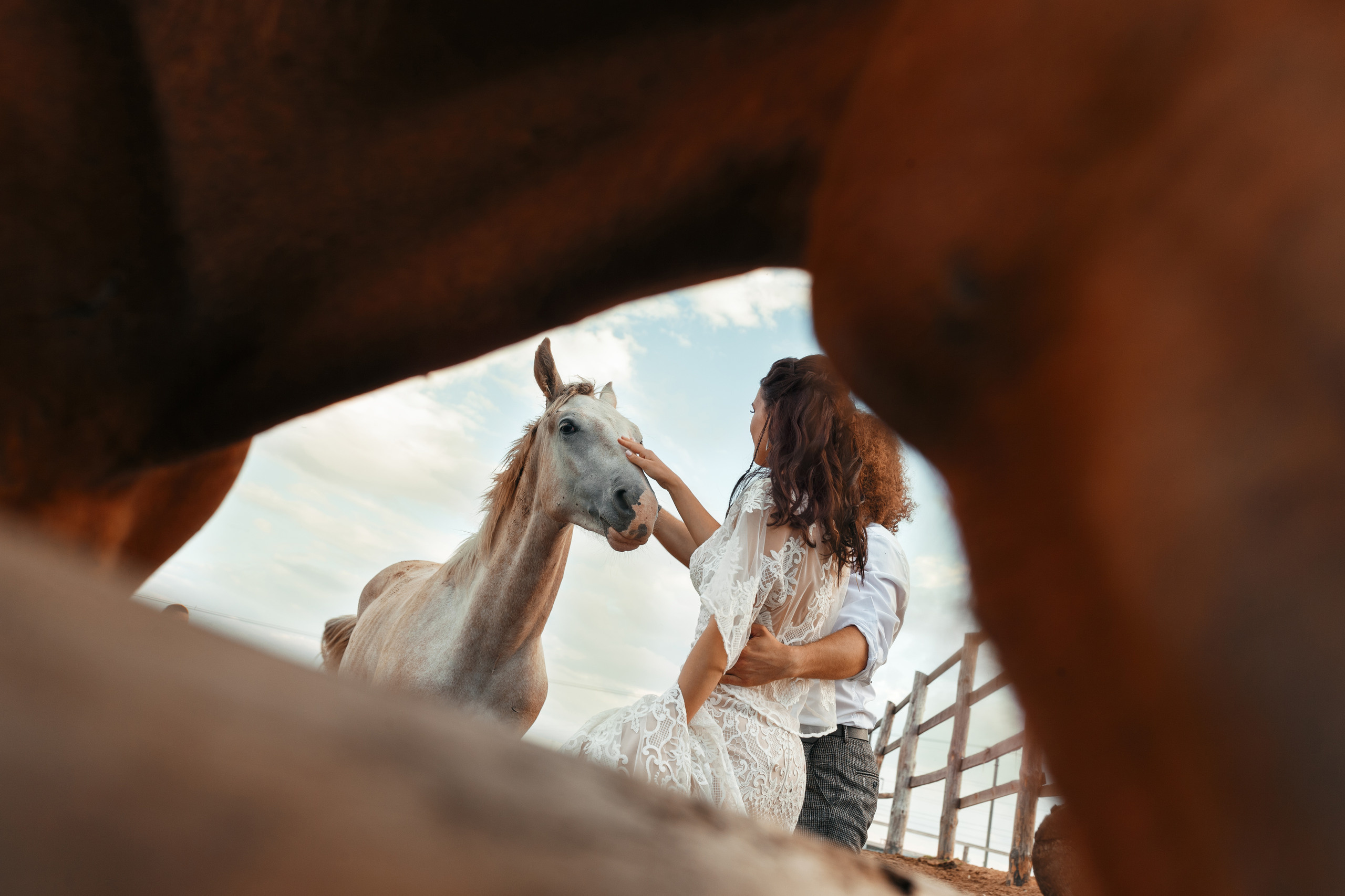 Фотосессия прекрасной пары на ферме среди лошадей
