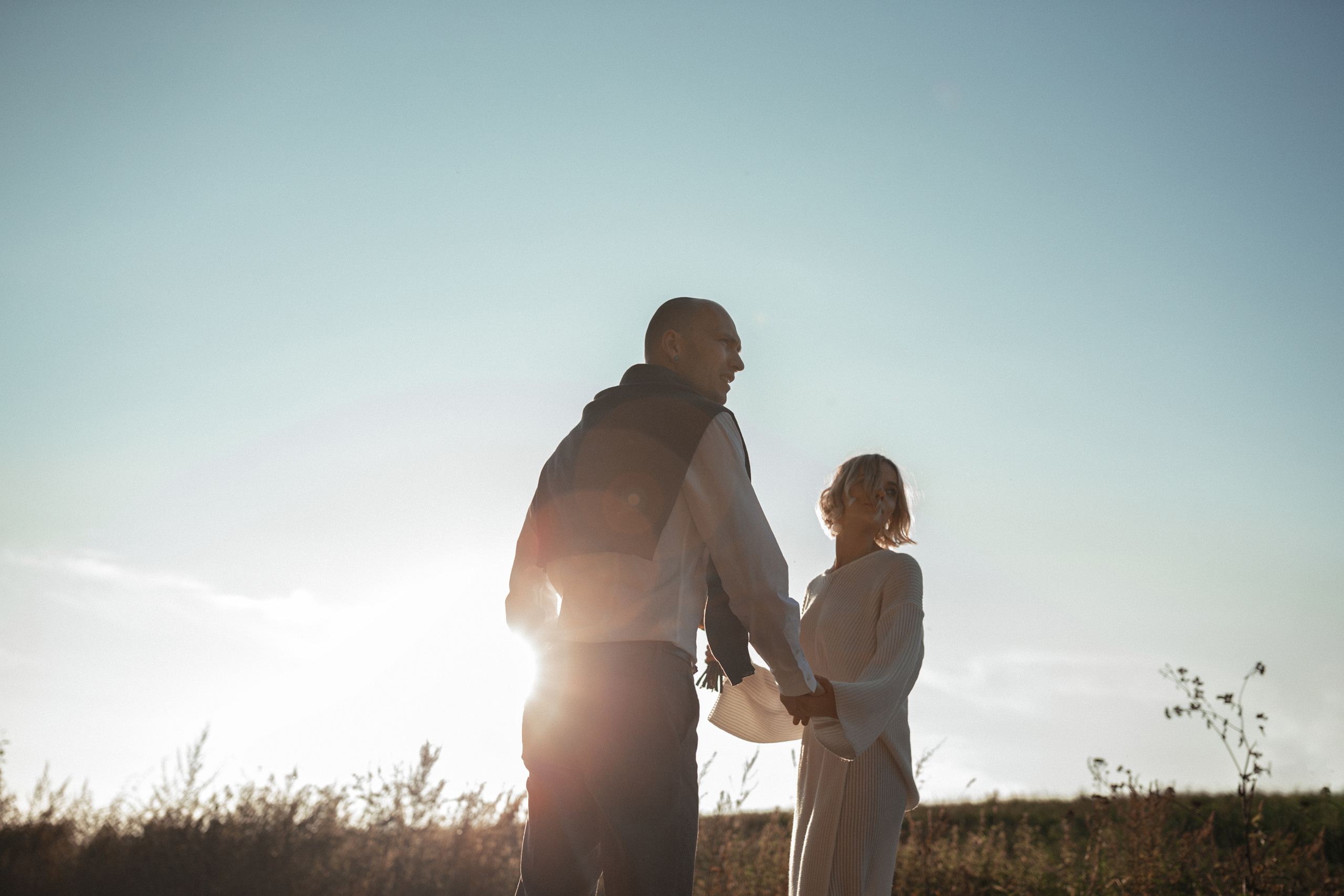 Чувственная фотосессия  в поле