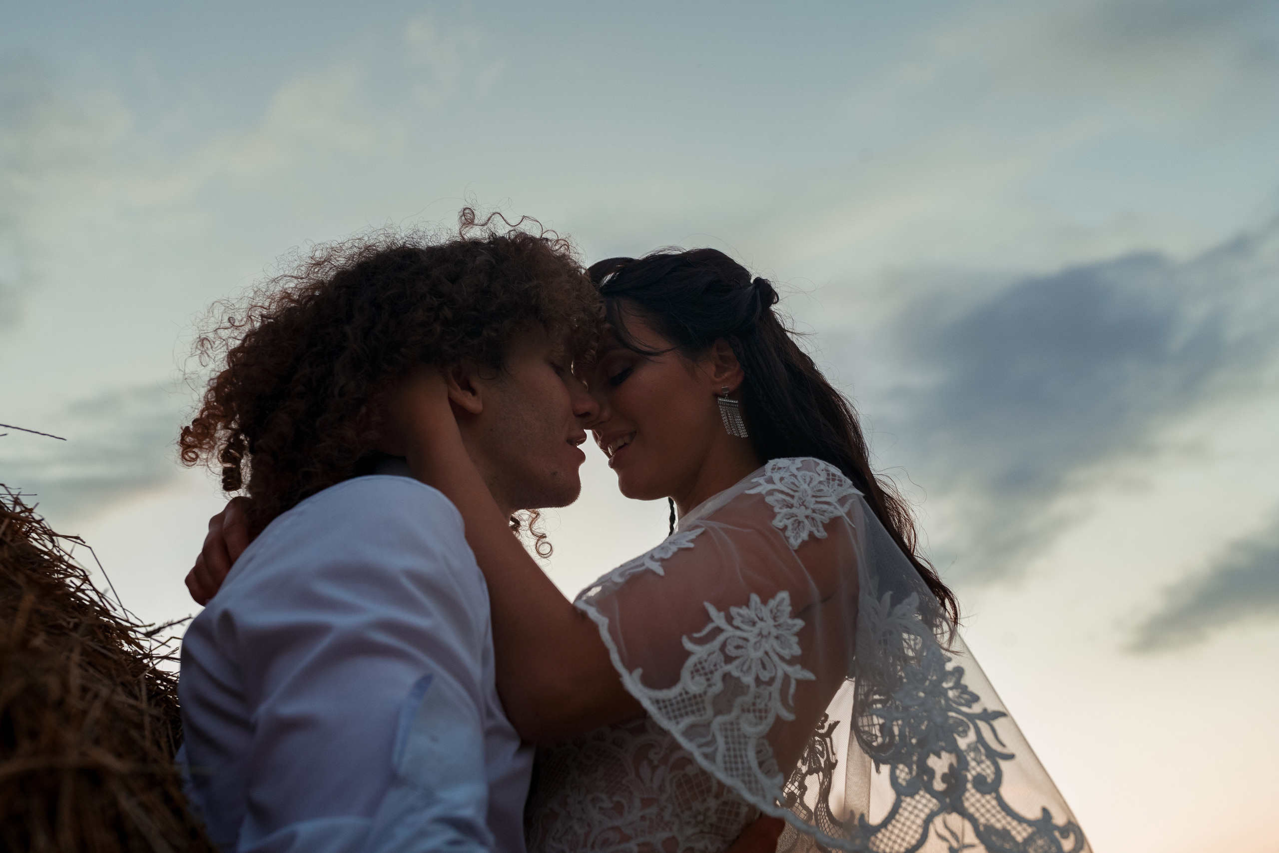 Фотосессия прекрасной пары на ферме среди лошадей