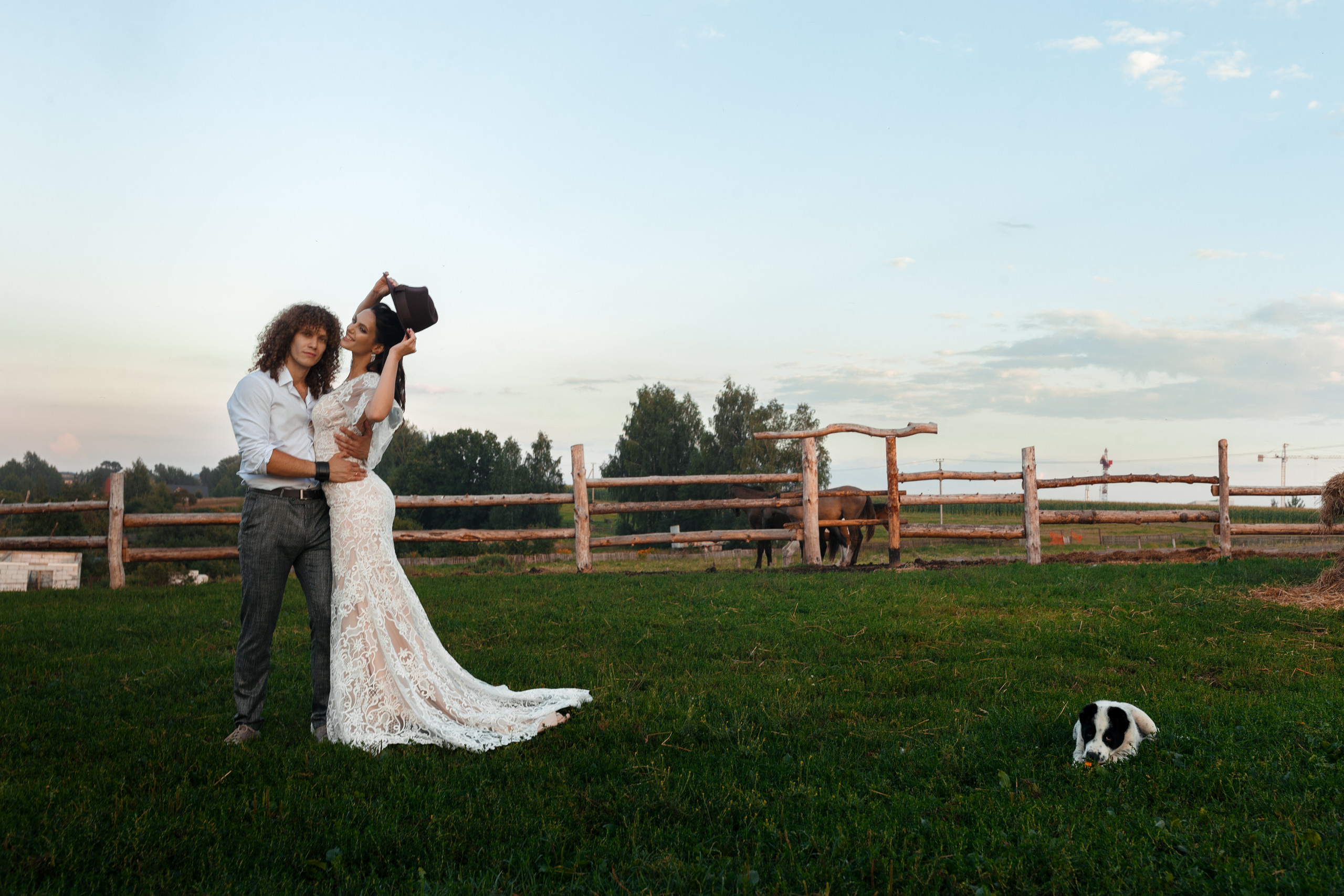 Фотосессия прекрасной пары на ферме среди лошадей