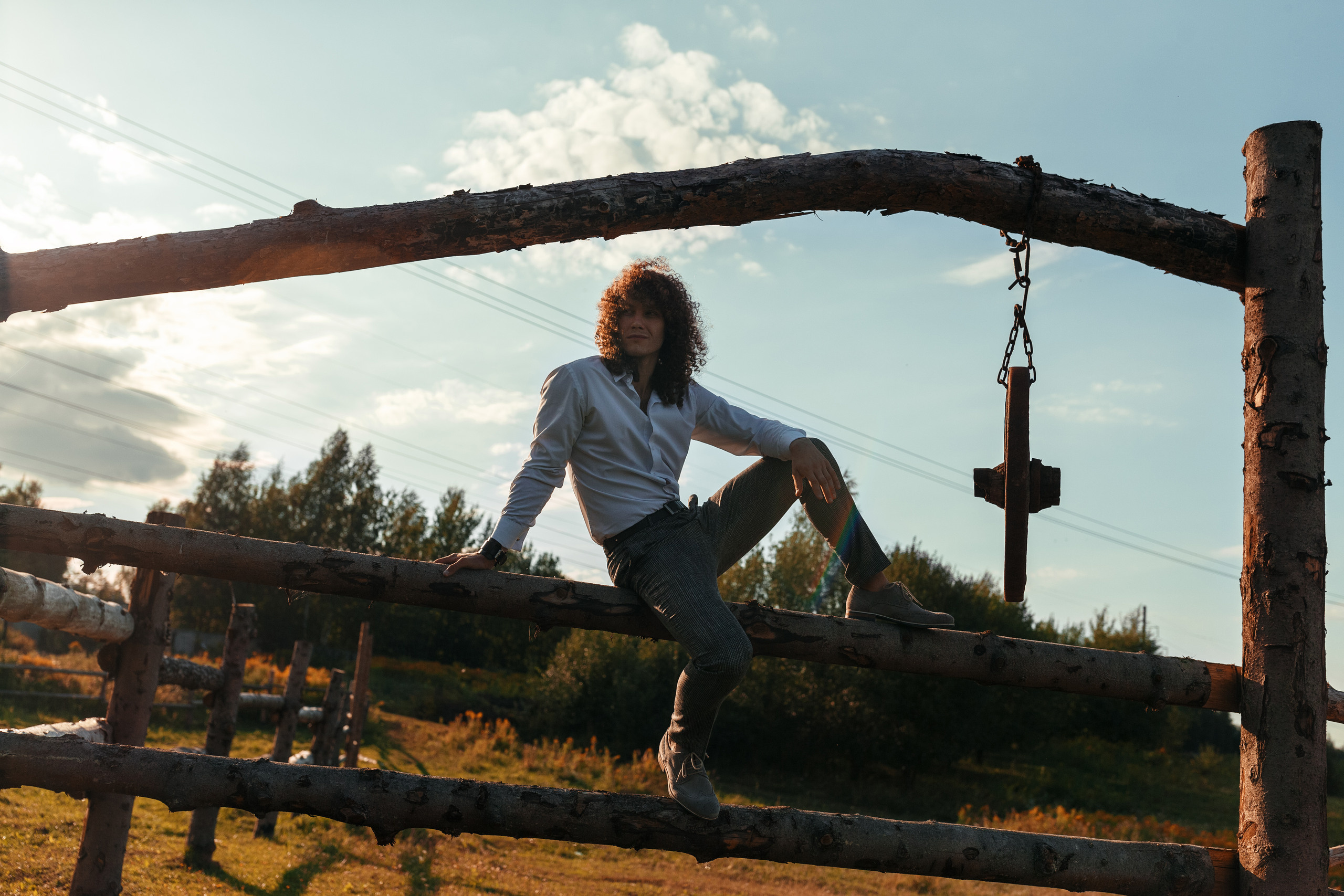 Фотосессия прекрасной пары на ферме среди лошадей