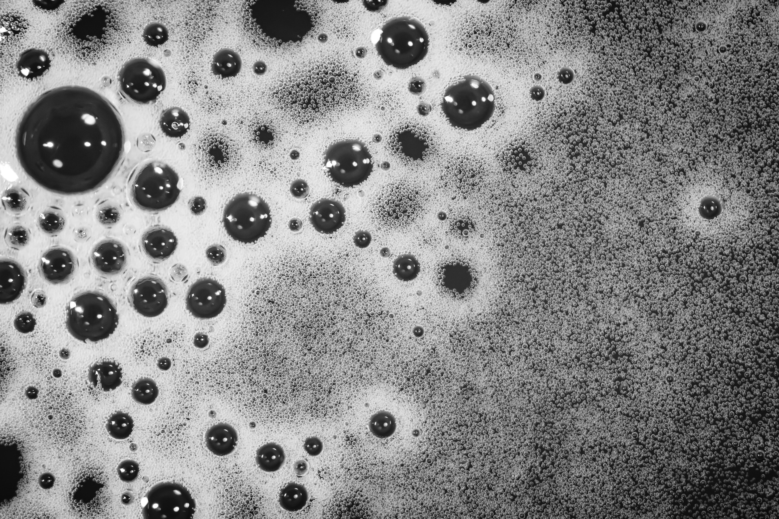 Пивная пена в черно-белом макро