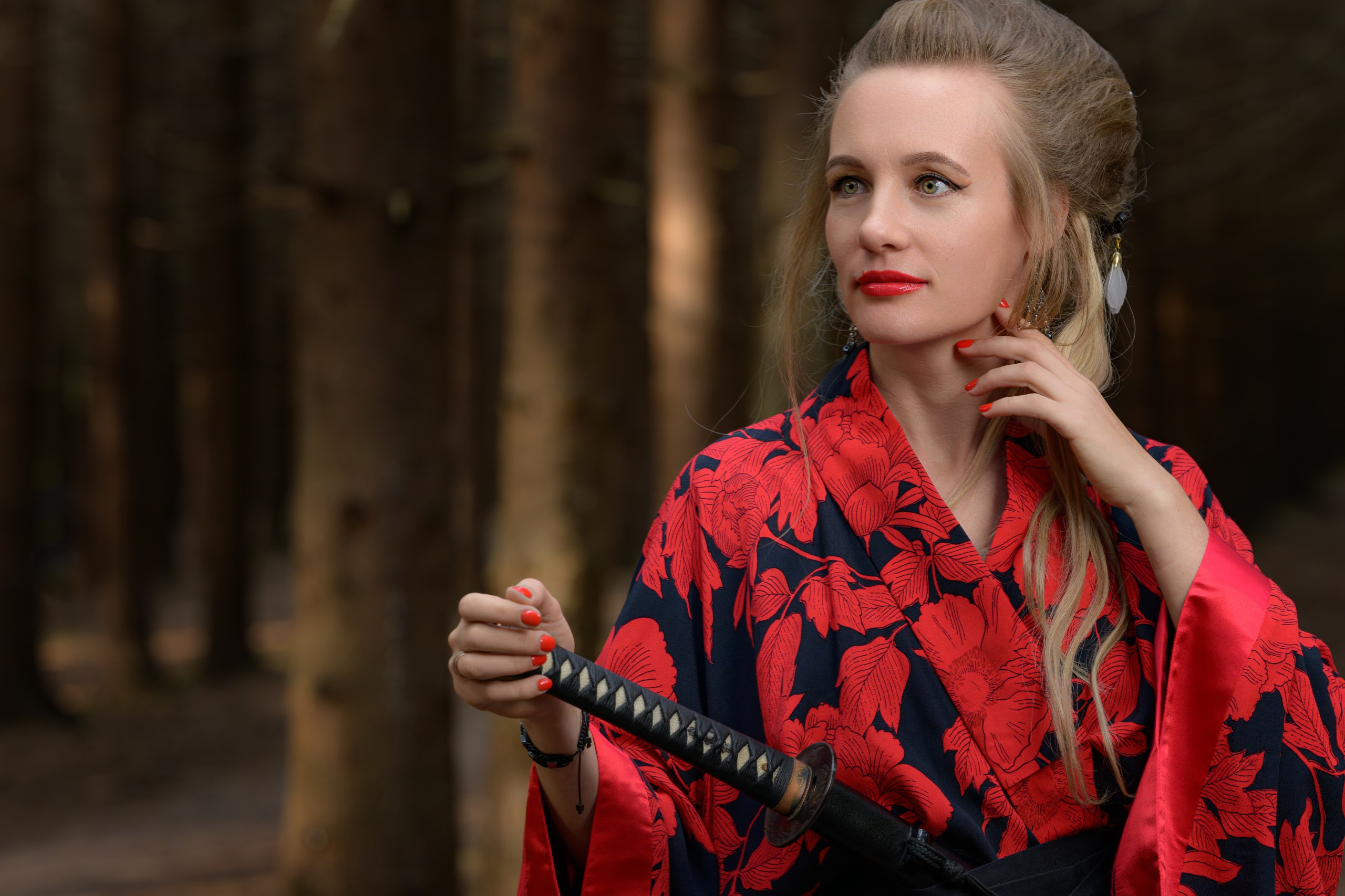 Портрет девушки в красном кимоно с катаной