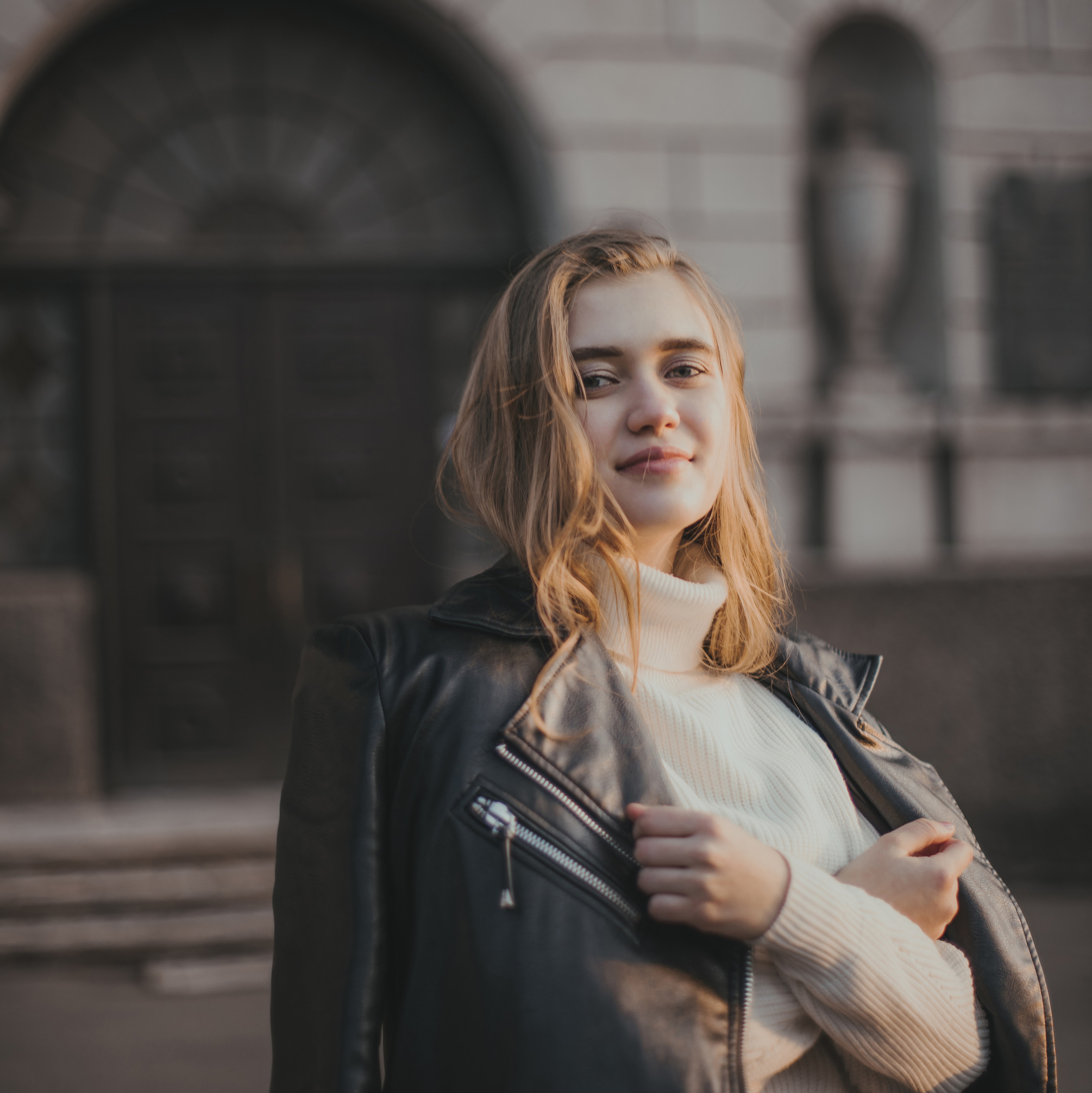 Портрет девушки на фоне музея