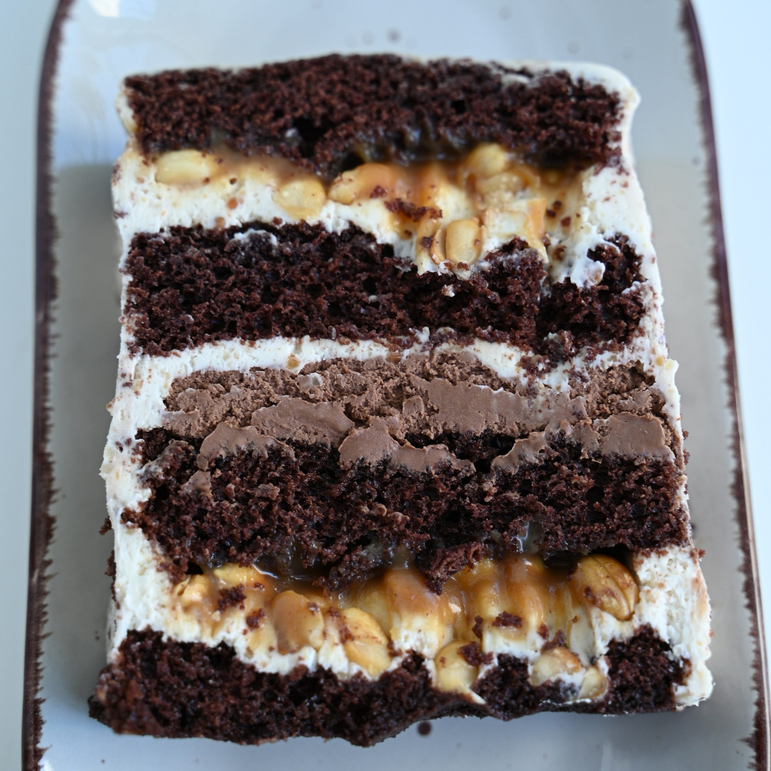 Разрез торта Сникерс