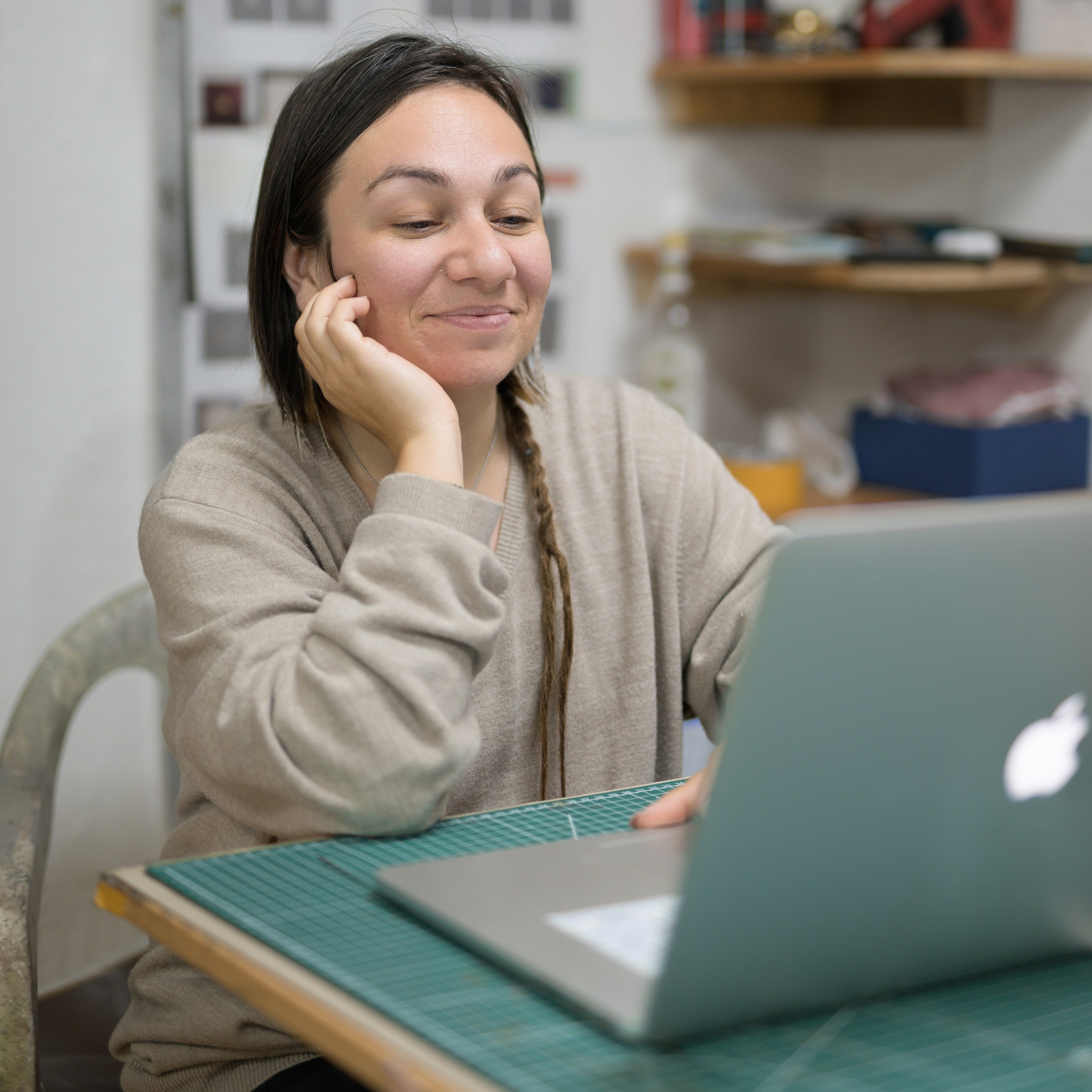 Дизайнер сидит перед ноутбуком