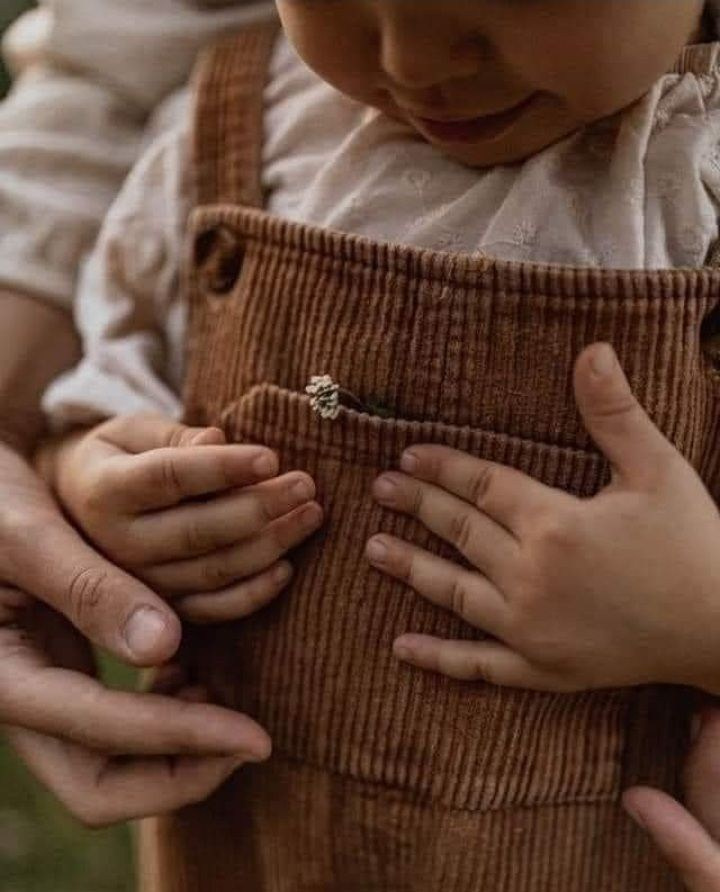 ребенок цветок клевер детство