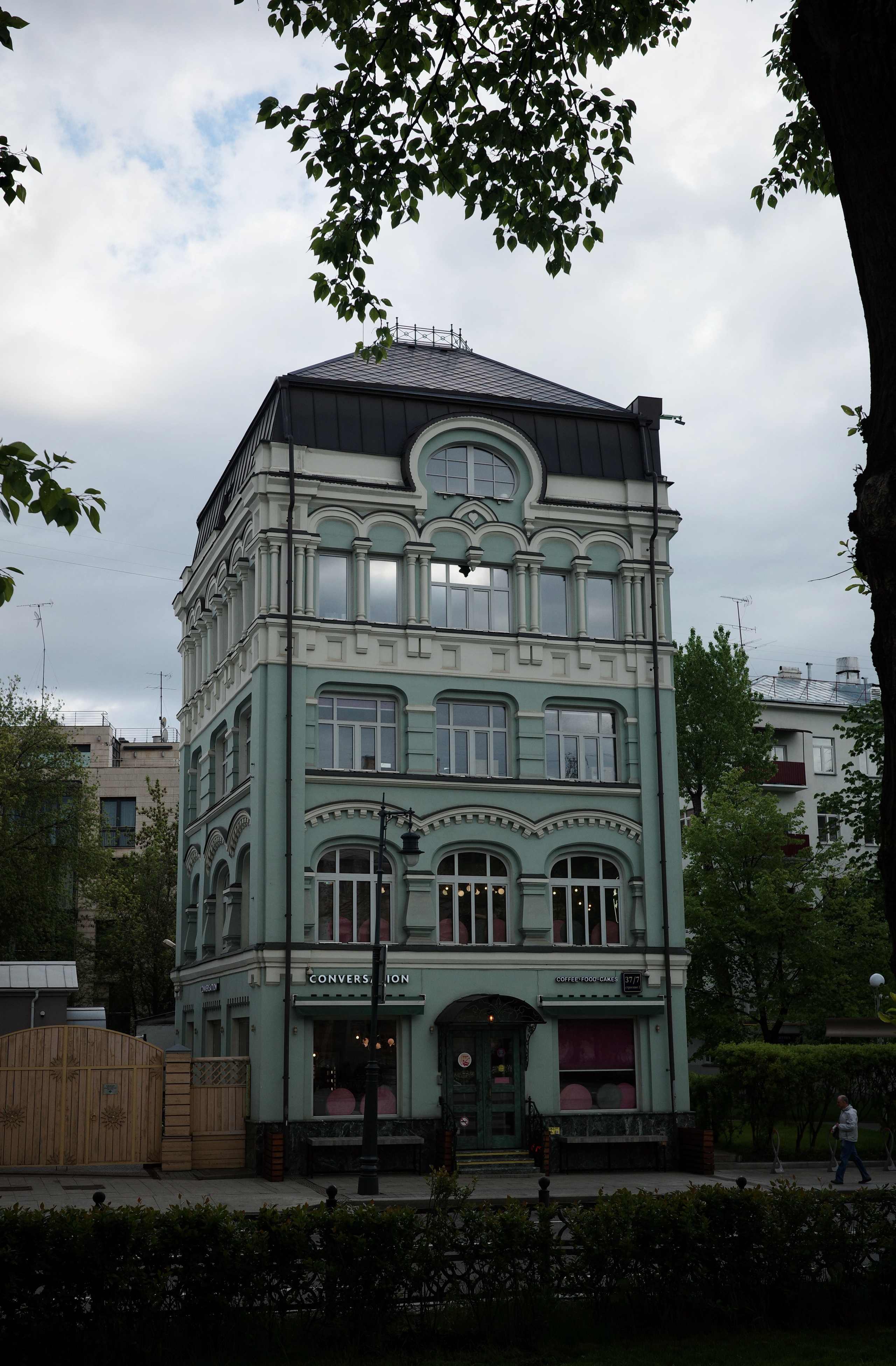 Москва начала мая: подготовка к 9 мая, ГЭС-2, набережные, Пречистенка и Храм Христа Спасителя. Проект «Фотокладовка»: блог уличной фотографии в формате street photo