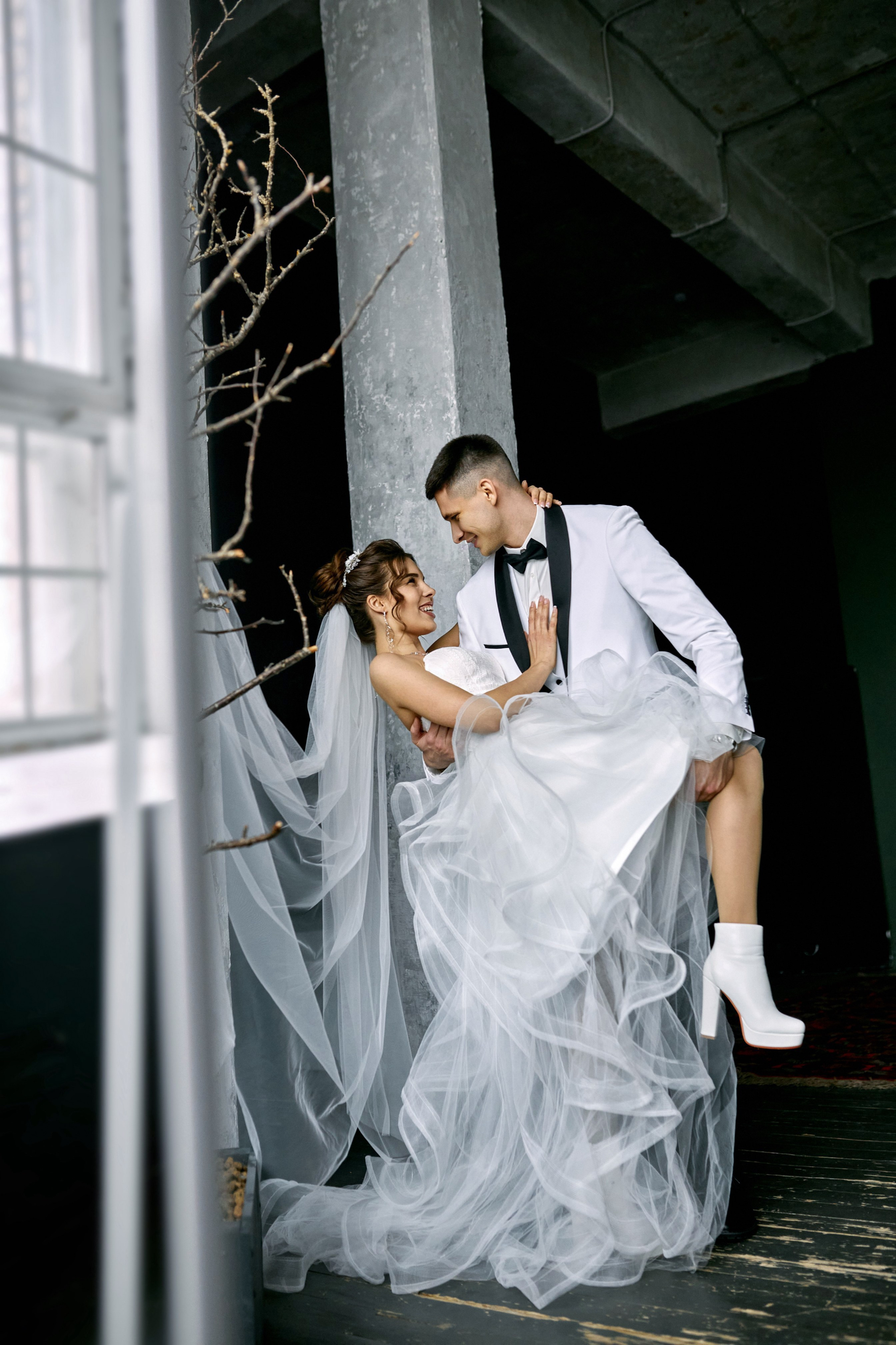 Свадебная фотосессия после росписи в студии  – пример необычной идеи для фотосессии 