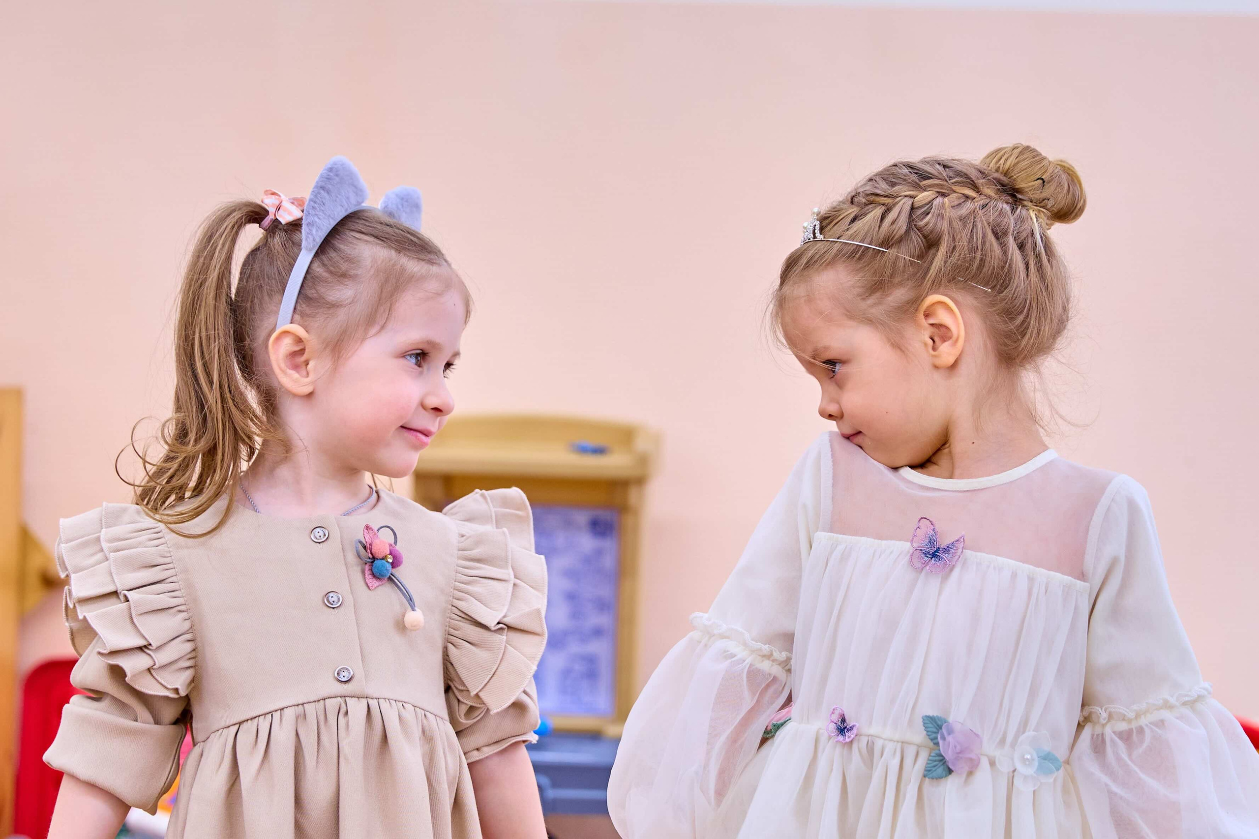 Детский праздник в группе детского сада - фотограф запечатлел момент подготовки к выступлению