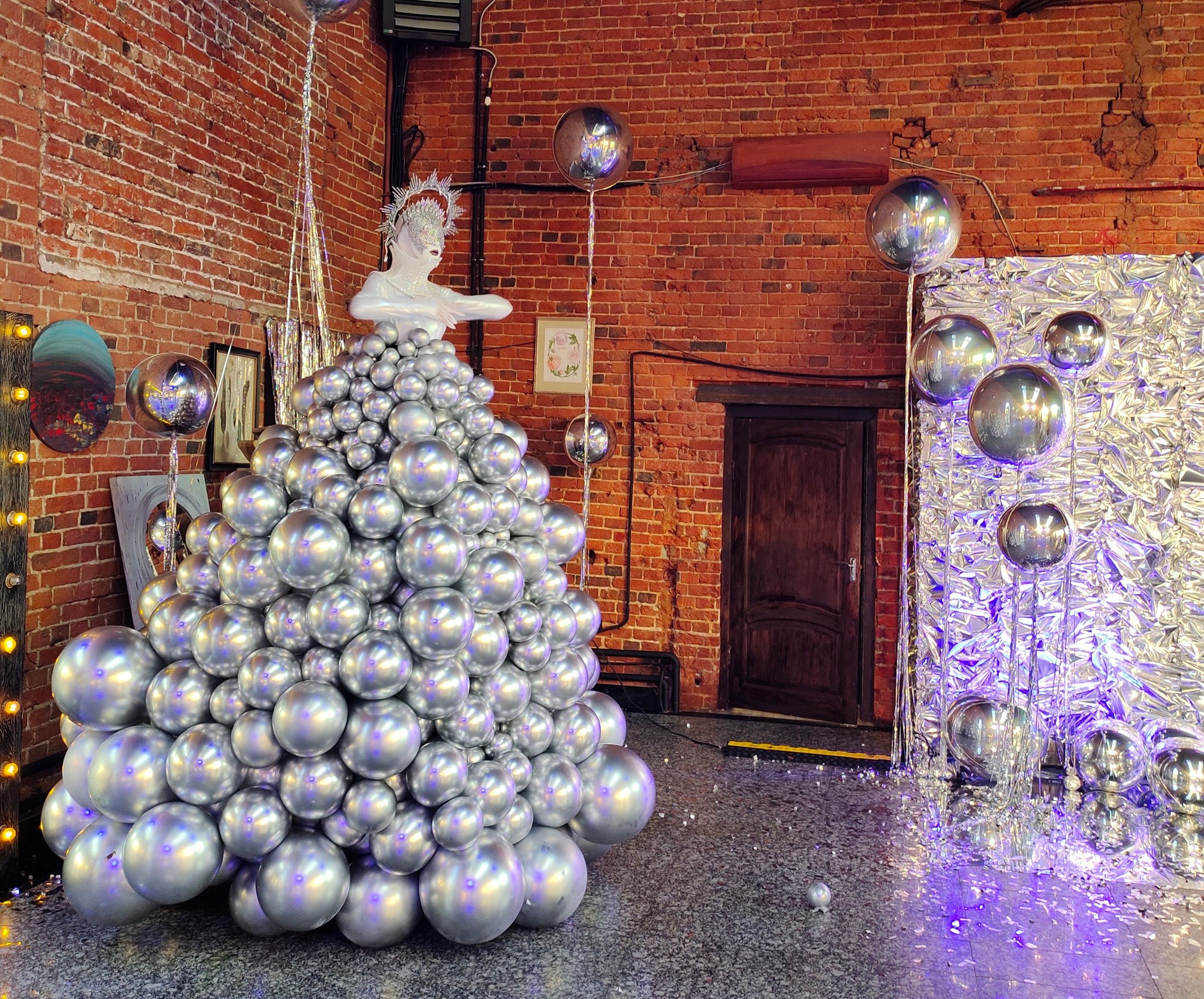 Ходулист-ёлка. Мимы и Ходулисты на встречу гостей. Москва