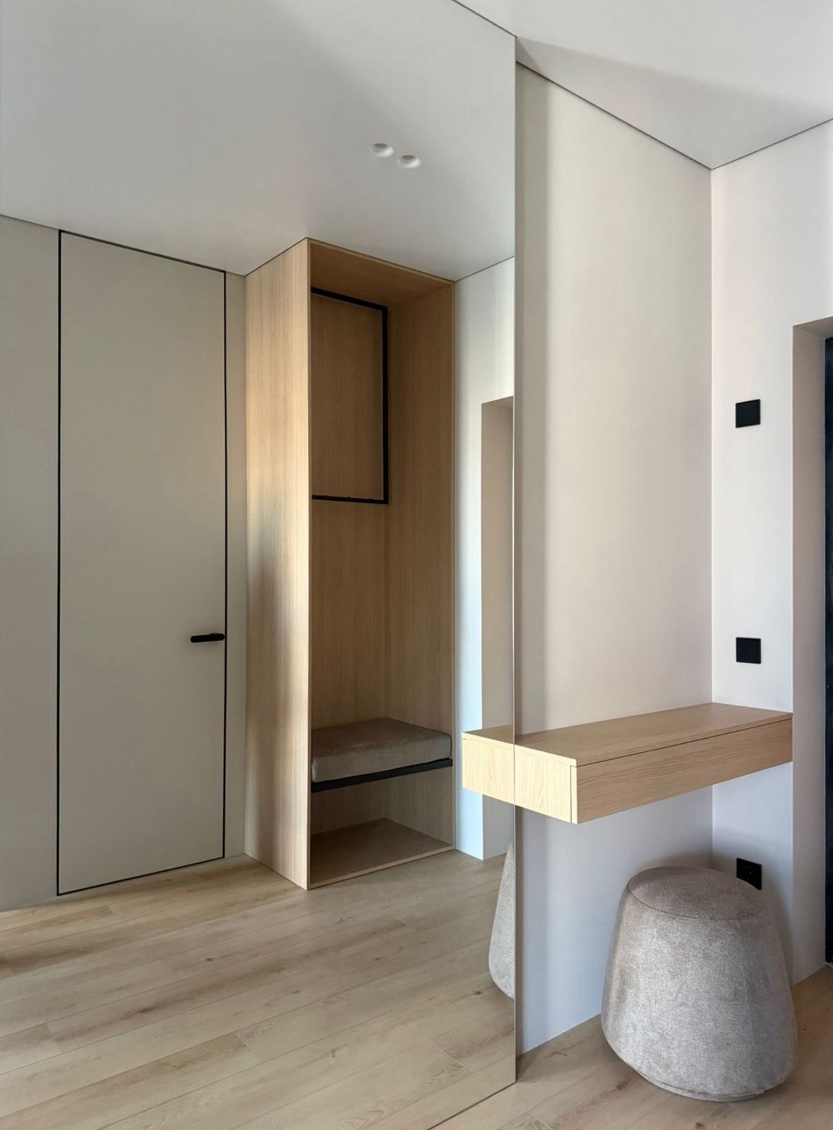 ЖК Екатерининский парк. Дизайн студия, занимаемся разработкой Дизайн проектов, реализацией проектов под ключ. Мы находимся в городе Екатеринбург. Зовут Рената