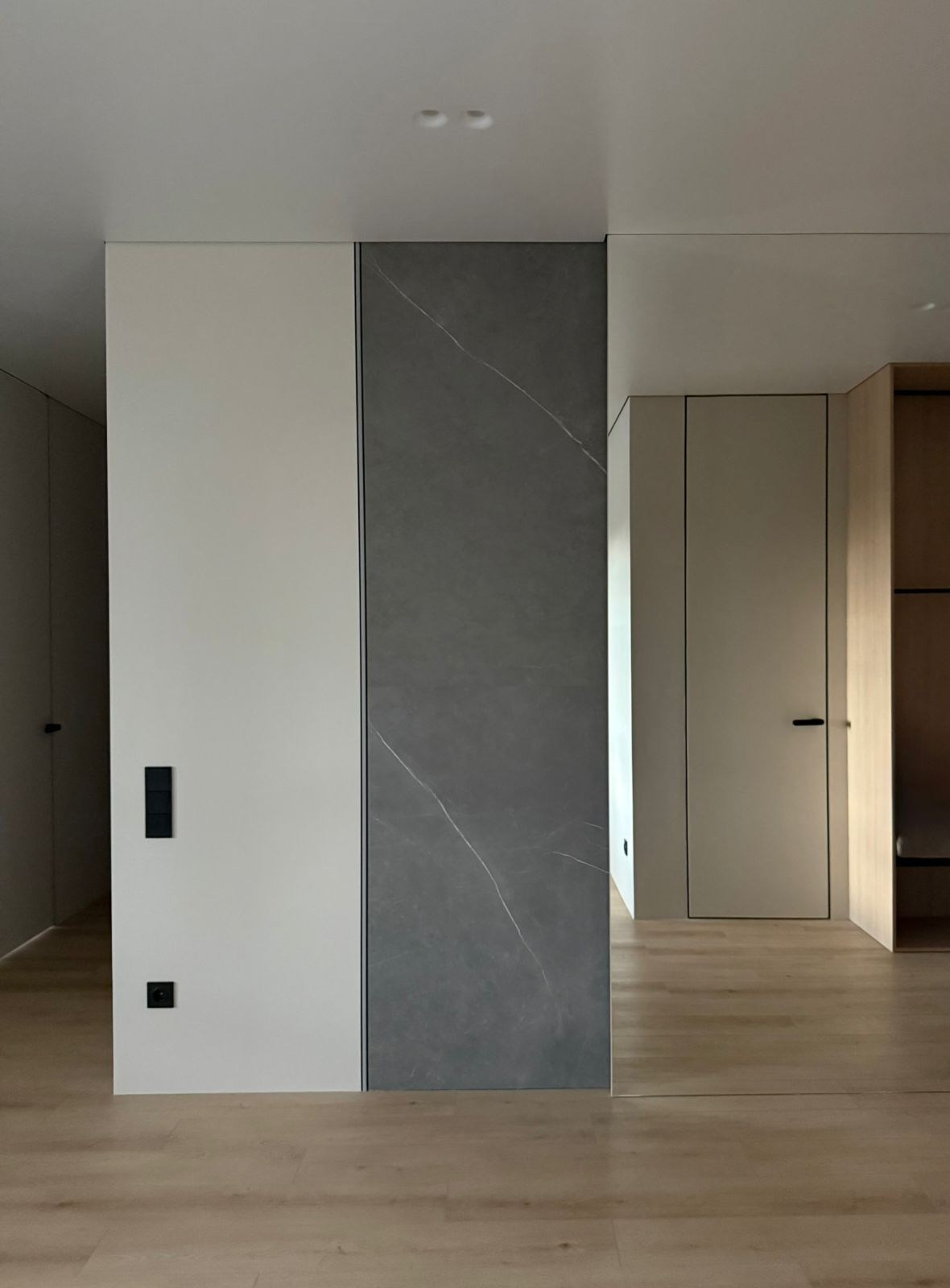 ЖК Екатерининский парк. Дизайн студия, занимаемся разработкой Дизайн проектов, реализацией проектов под ключ. Мы находимся в городе Екатеринбург. Зовут Рената