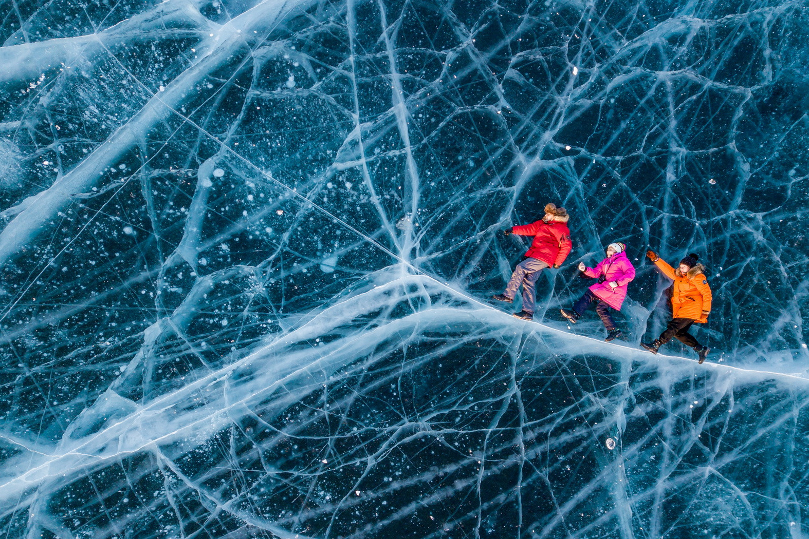Зимний комбинезон яркий оранжевый и розовый на Байкал. Как одеться на Байкал зимой