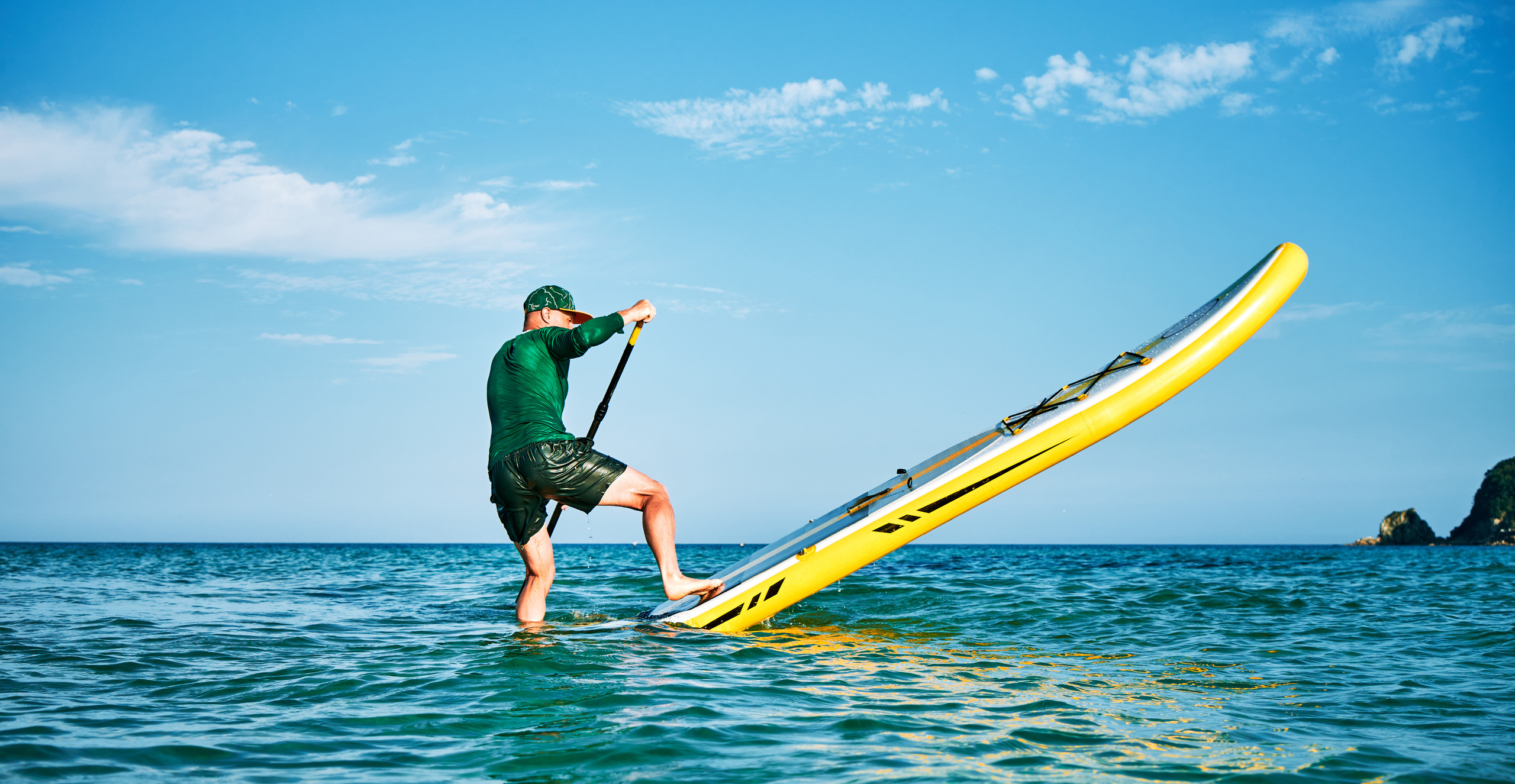 Мужчина на САП-борде (первая). Купить коммерческие фотографии для использования в дизайне и рекламе